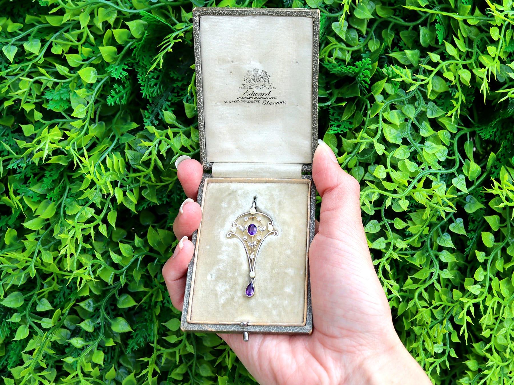 Un raffinato e imponente pendente d'epoca con ametista da 0,95 carati, diamante da 0,10 carati e perla da seme, in oro giallo da 12 carati e platino - confezionato; fa parte delle nostre diverse collezioni di gioielli edoardiani e di gioielli di