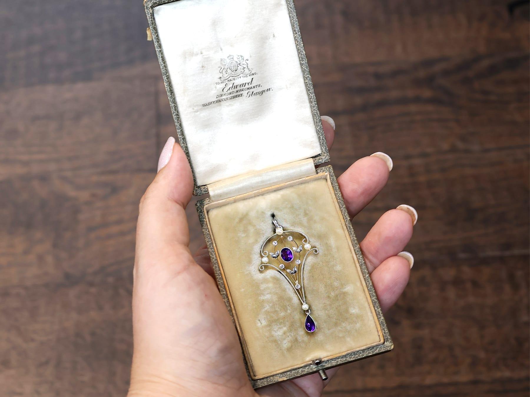 Taglio ovale Ciondolo Art Nouveau in oro giallo 12k con ametista da 0,95 carati e diamanti da 0,10 carati in vendita