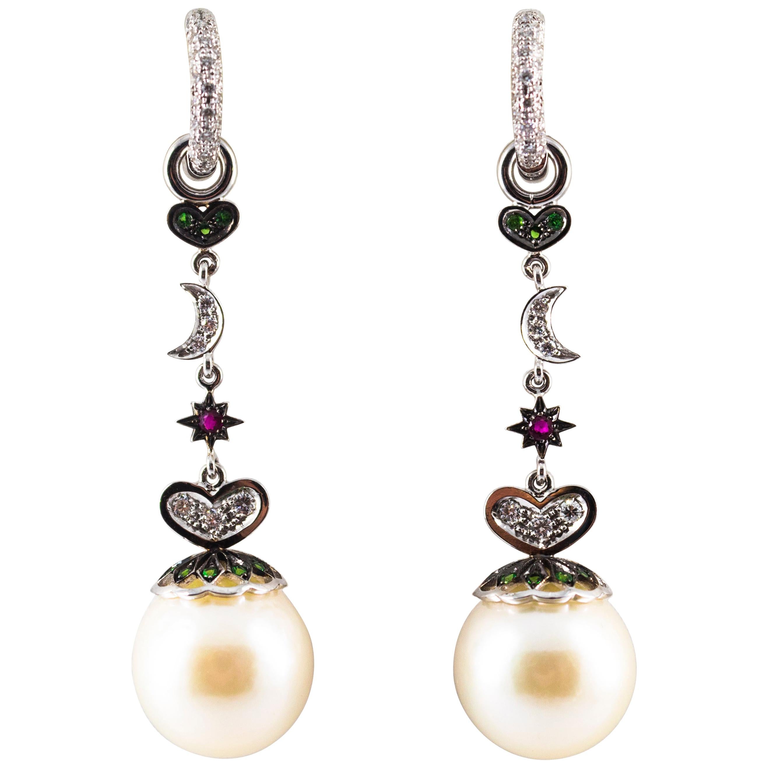 Boucles d'oreilles en goutte Art Nouveau en or blanc avec diamant blanc 0,95 carat, émeraude, rubis et perle