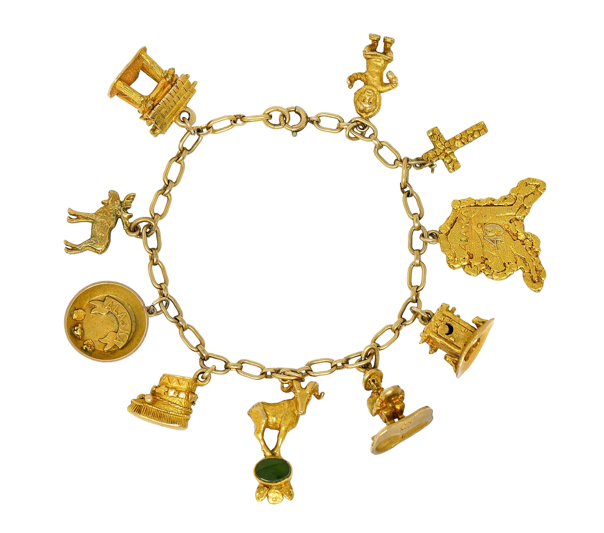 Das Armband besteht aus länglichen Panzergliedern und wird mit einem Federringverschluss geschlossen

Zehn Anhänger mit Goldnugget-Textur im Alaska-Goldrausch-Stil zum Aufhängen

Mit einem Eskimo, einem Kreuz, dem Bundesstaat Alaska, einem Haus,