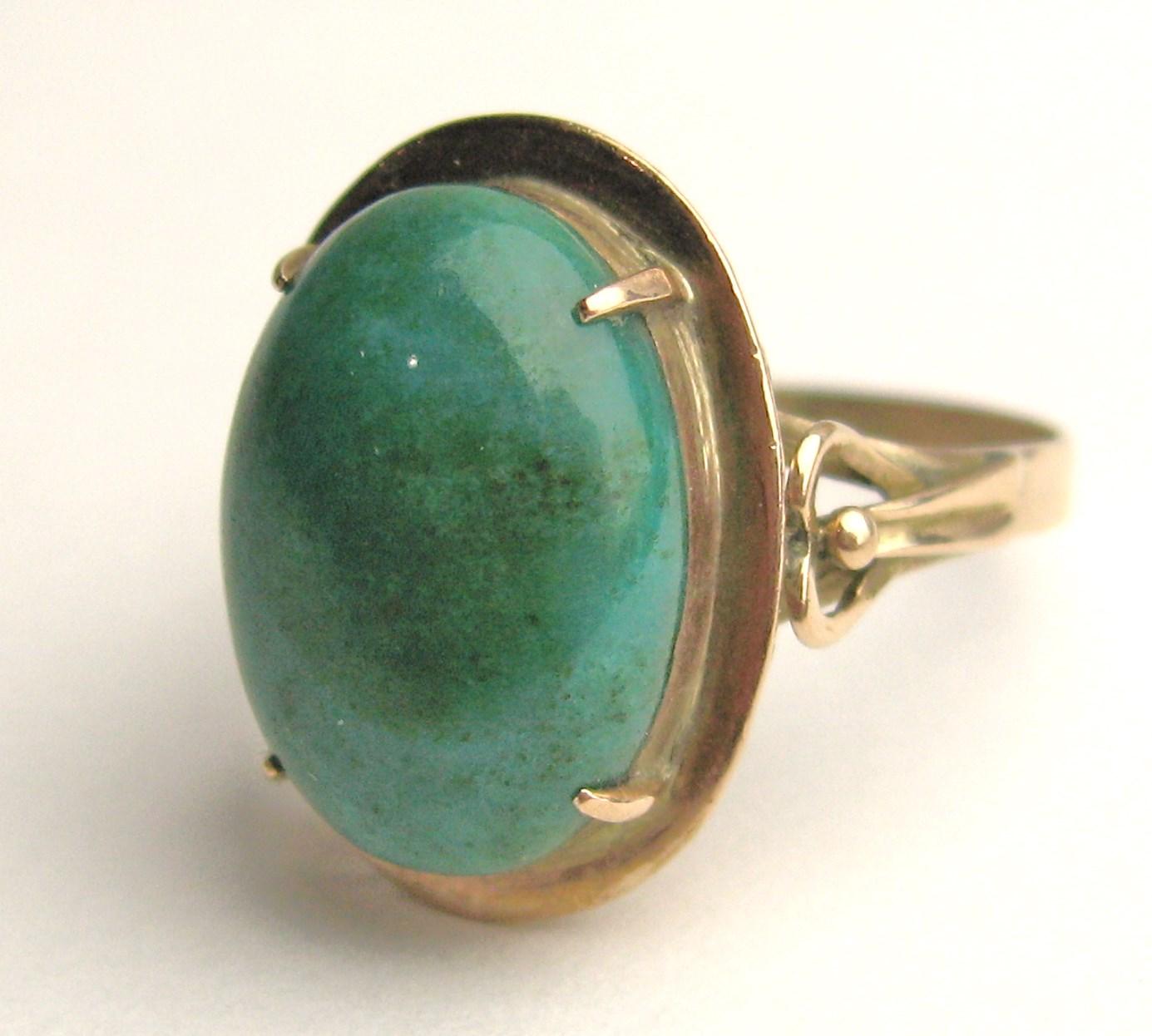 Superbe bague en or et malachite sertie dans une monture merveilleusement détaillée. La bague est une taille 9 et peut être ajustée par nous ou votre bijoutier. L'anneau mesure 0,76 po de haut en bas x 0,60 po. Poinçon à l'intérieur de la bande,