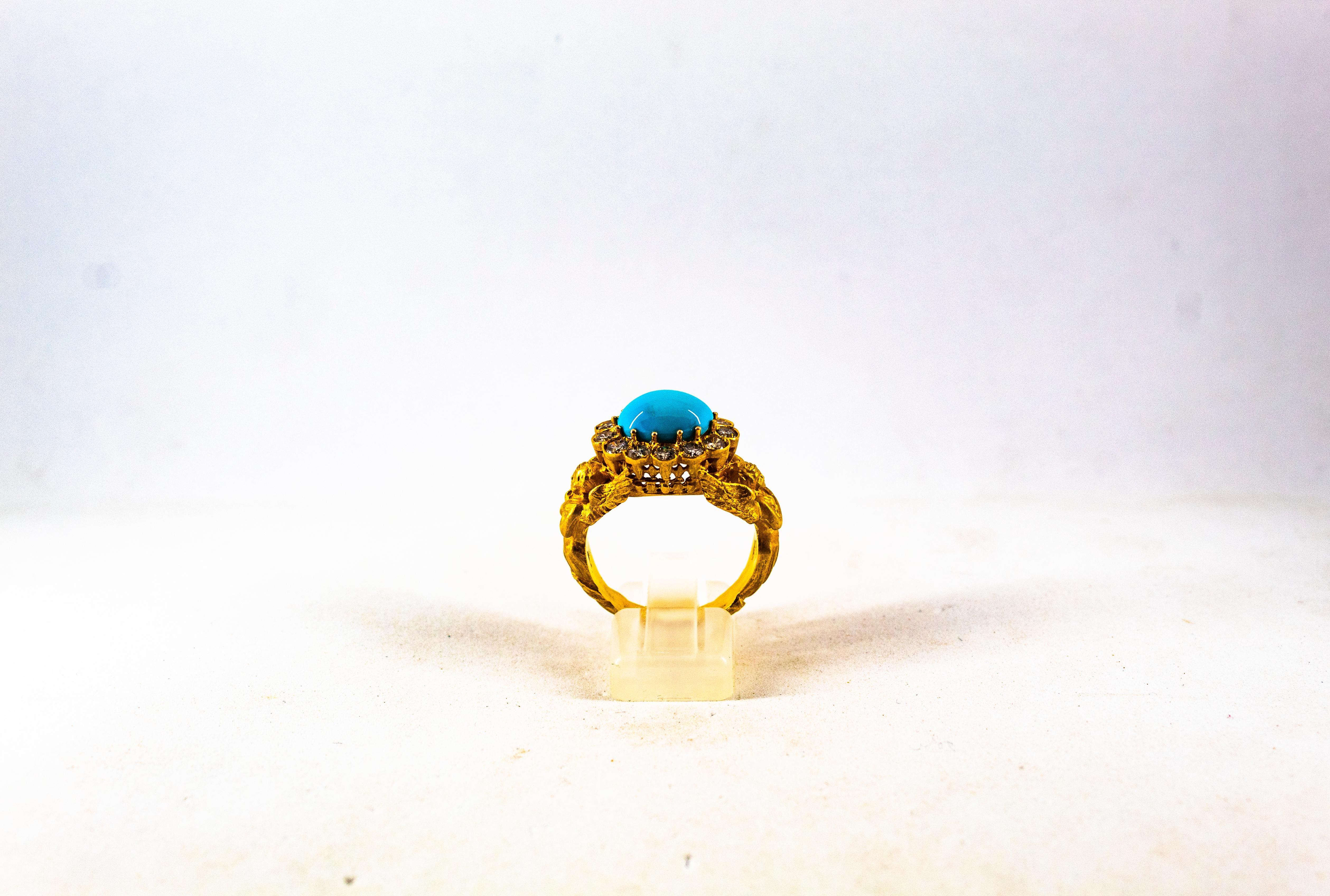 Cette bague est fabriquée en or jaune 14K.
Cette bague contient 1,15 carats de diamants blancs modernes de taille ronde.
Cette bague est ornée d'une turquoise naturelle taillée en cabochon.
Cette bague est également disponible avec un saphir bleu