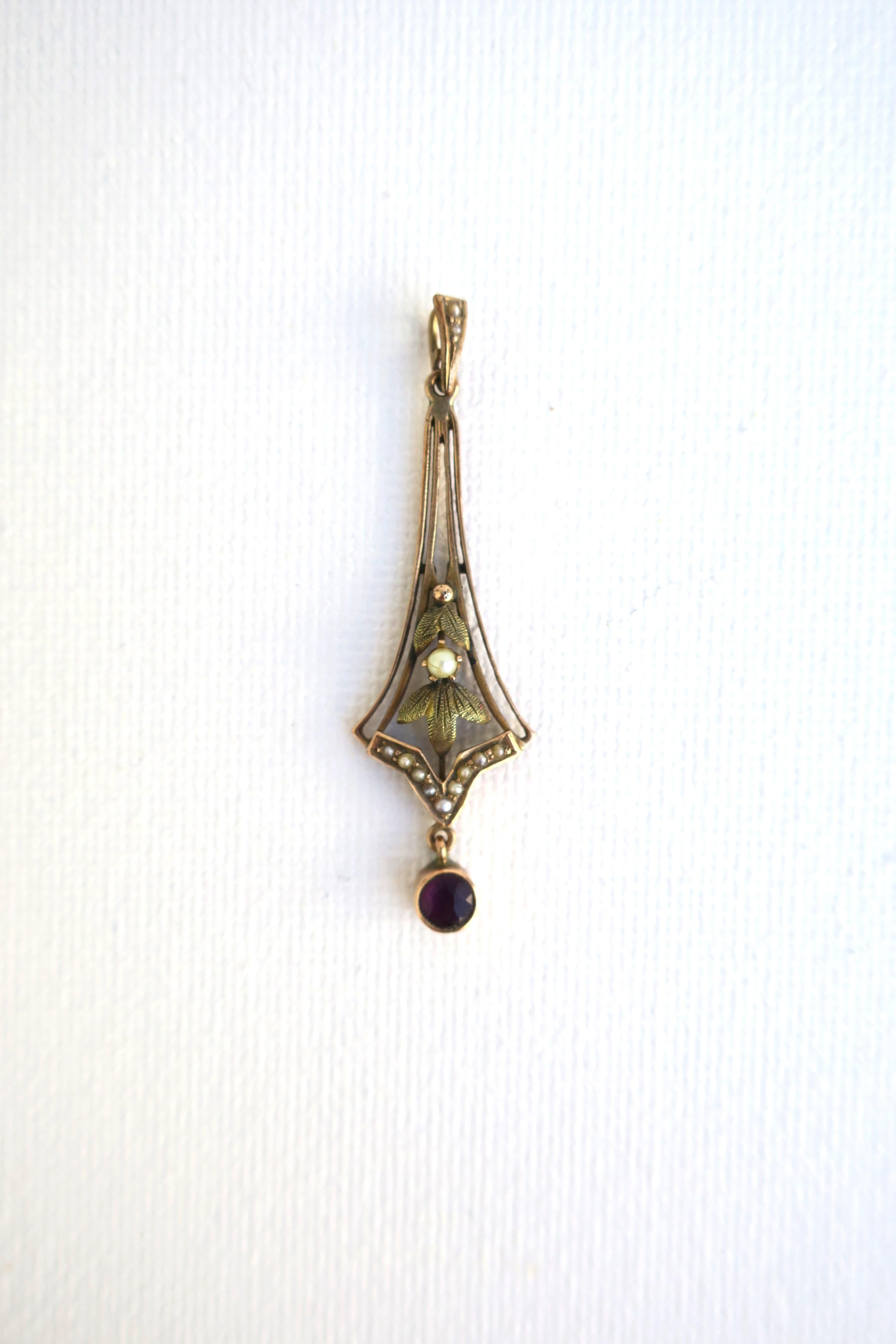Ciondolo in oro rosa 14 carati, ametista e perle, periodo Art Nouveau, tra la fine del XIX secolo e l'inizio del XX secolo, Europa. Bellissimi i dettagli e l'artigianato come mostrato. La catena dorata mostrata solo per le foto e non è inclusa. Il