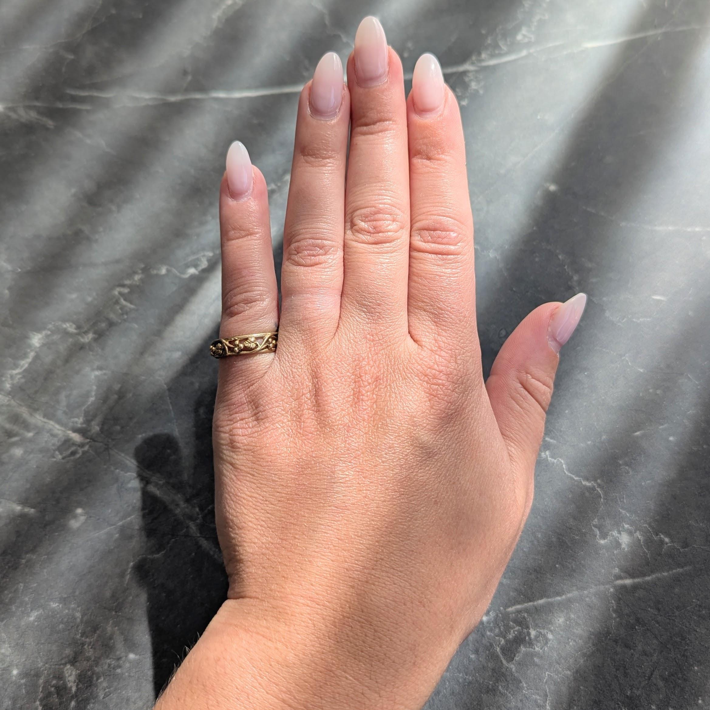 Vigne à enroulement en relief avec des baies et des feuilles
Perforé de détails feuillagés cannelés
Estampillé pour l'or 14 carats
Circa : 1905
Taille de la bague : 5 1/4 et assez grande
Mesure du nord au sud 5,0 mm et s'élève à 2,0 mm.
Poids total