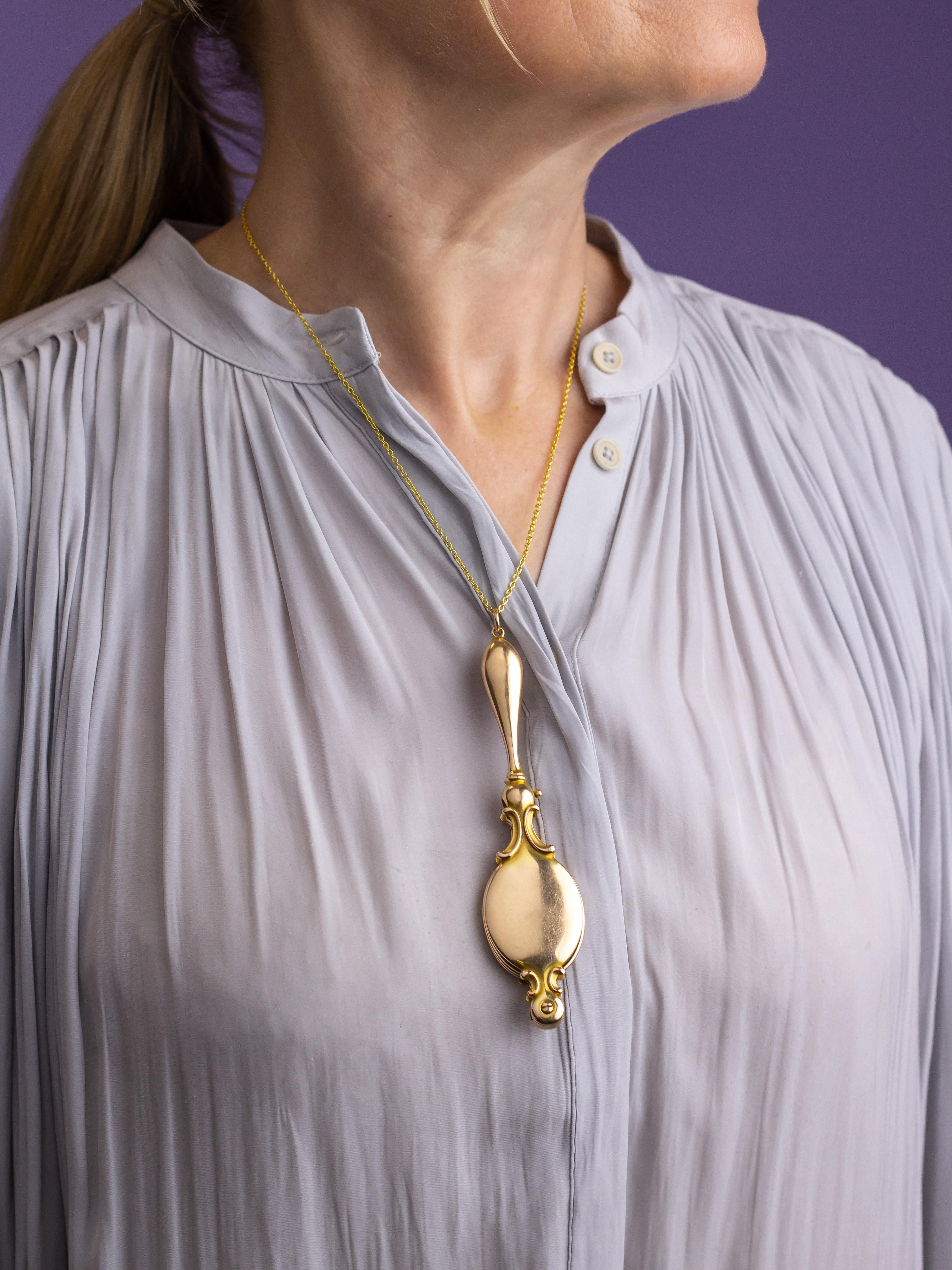 Cette lorgnette en or de style Art nouveau provient probablement des États-Unis au cours des 20 premières années du XXe siècle. Fabriquée en or jaune 14 carats, la lorgnette est extrêmement simple dans sa conception et pratiquement dépourvue