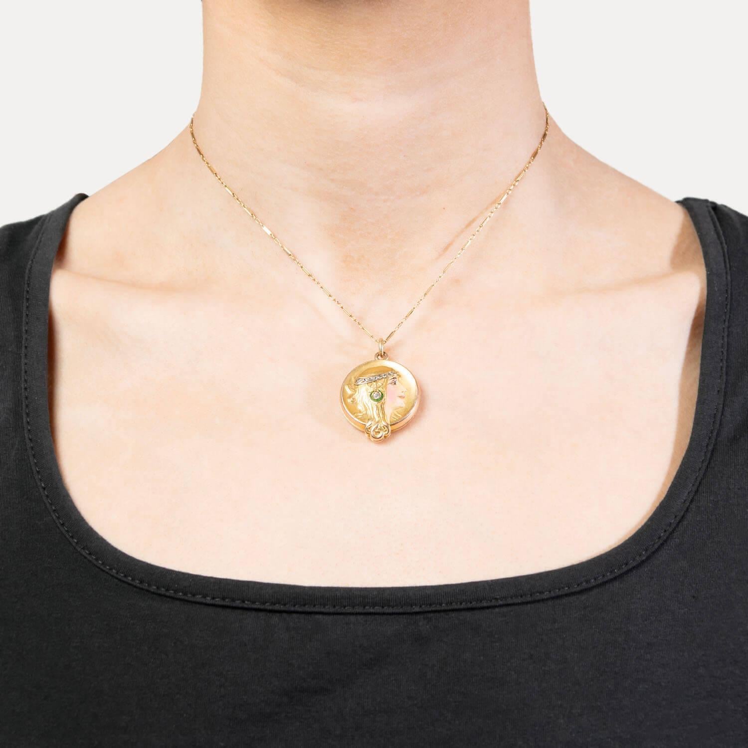 Art Nouveau 14k Diamant und Emaille Lady Locket Anhänger im Zustand „Gut“ im Angebot in Narberth, PA