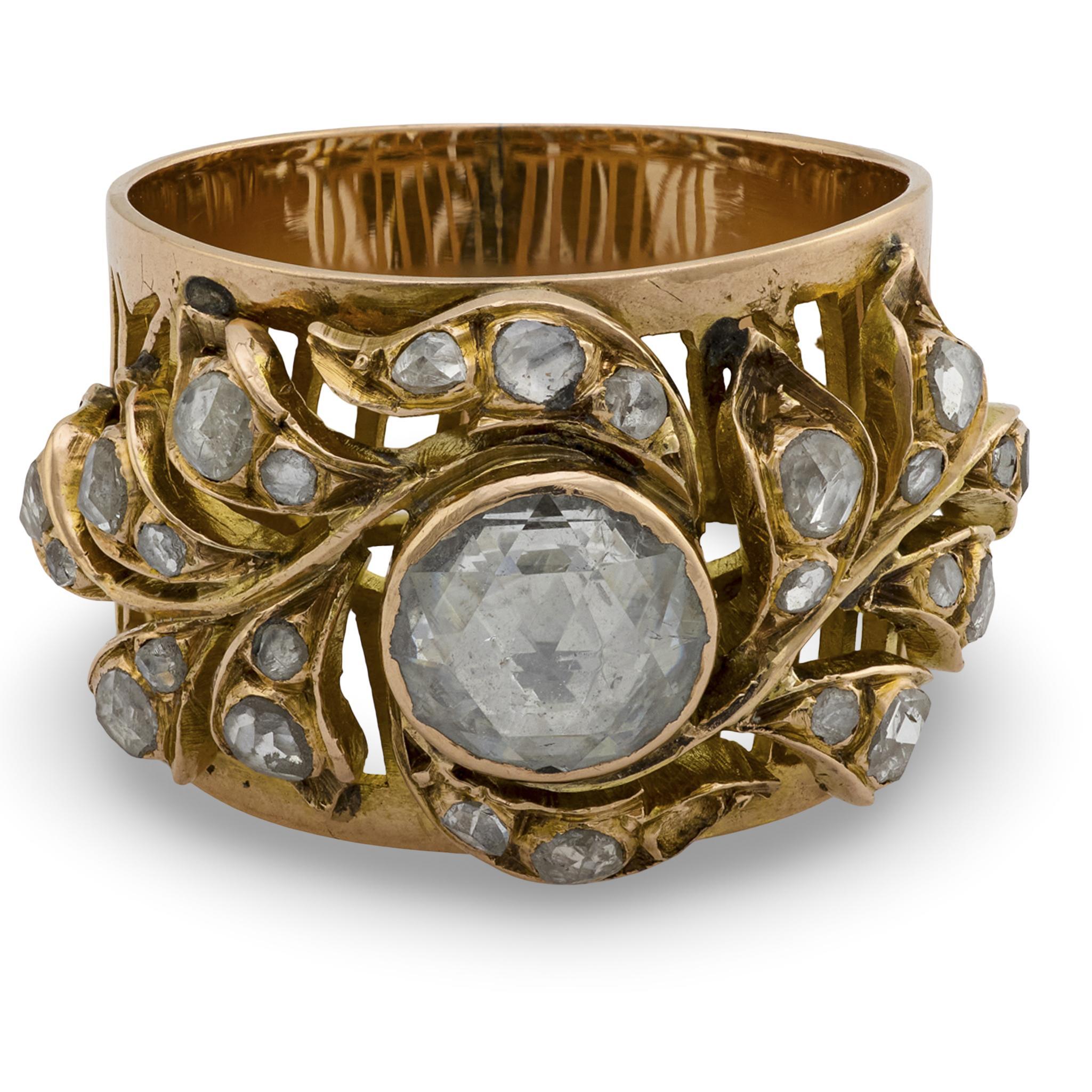 Una splendida fascetta per sigari con diamante dell'epoca Art Nouveau (ca. 1890)! Realizzato in oro giallo 14 carati, la superficie anteriore di questo sostanzioso anello è decorata con 1,35 carati di diamanti taglio rosa con supporto in lamina.