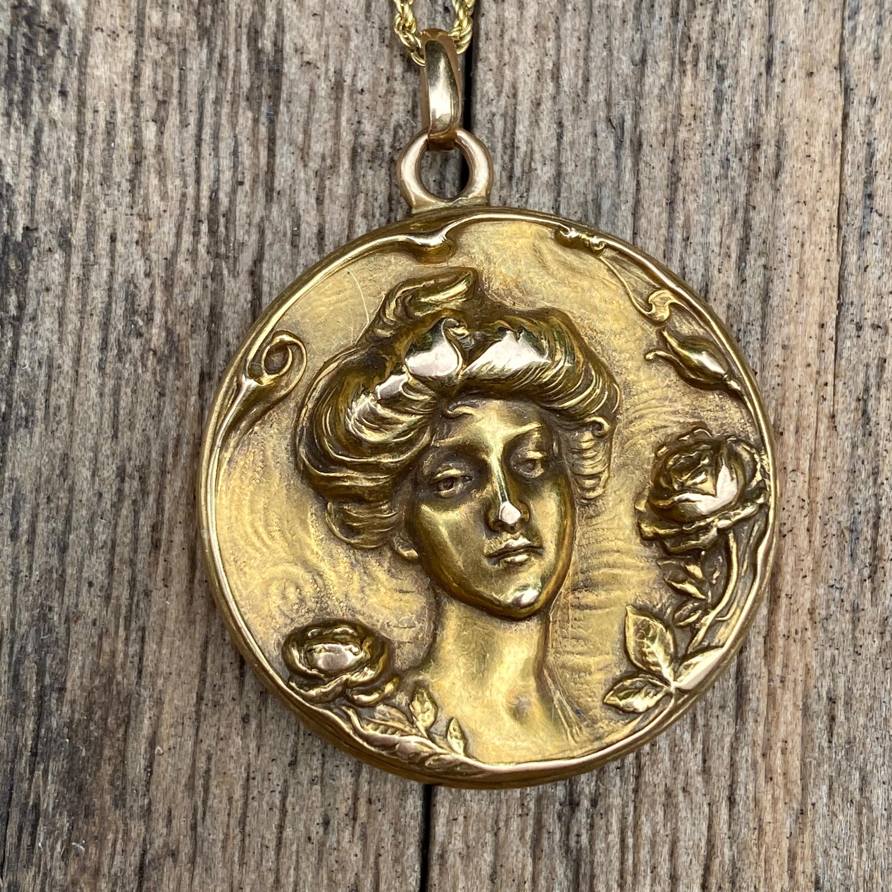 Pendentif médaillon Art nouveau portrait avec roses en or 14 carats en vente 9