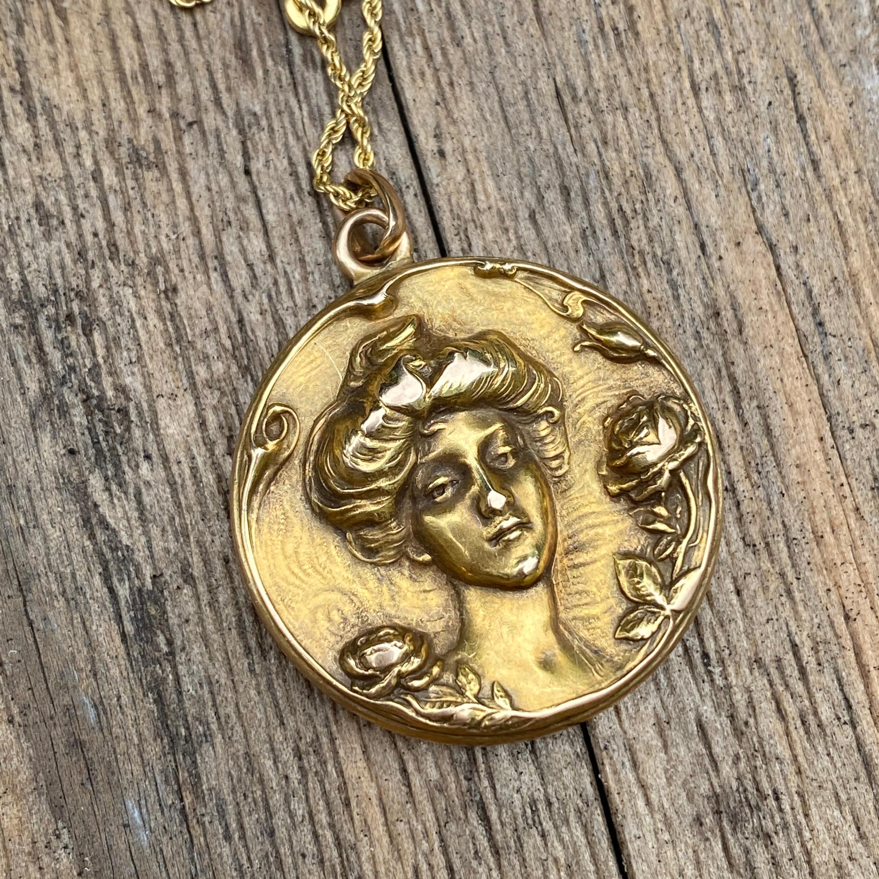Pendentif médaillon Art nouveau portrait avec roses en or 14 carats en vente 10