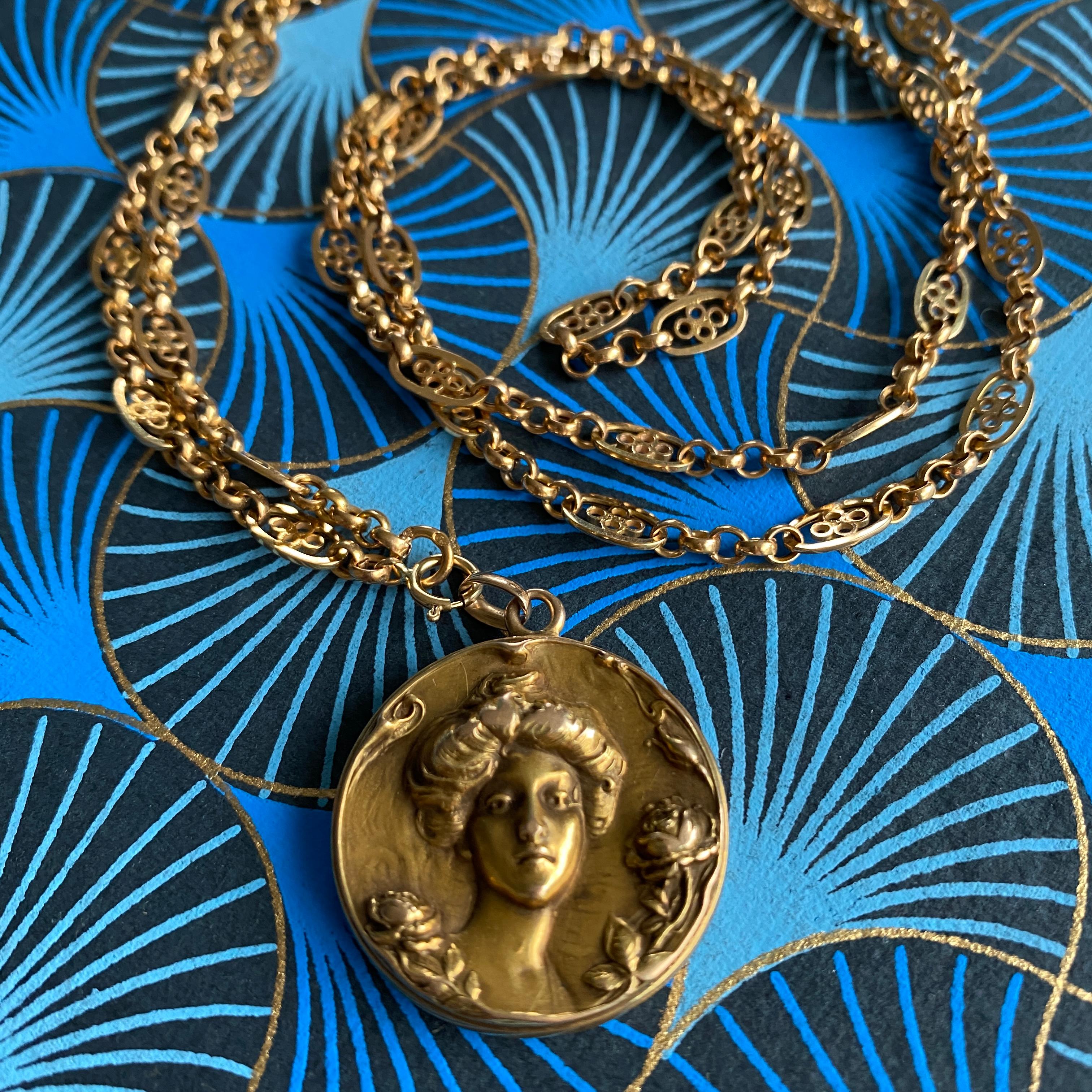 Pendentif médaillon Art nouveau portrait avec roses en or 14 carats en vente 4