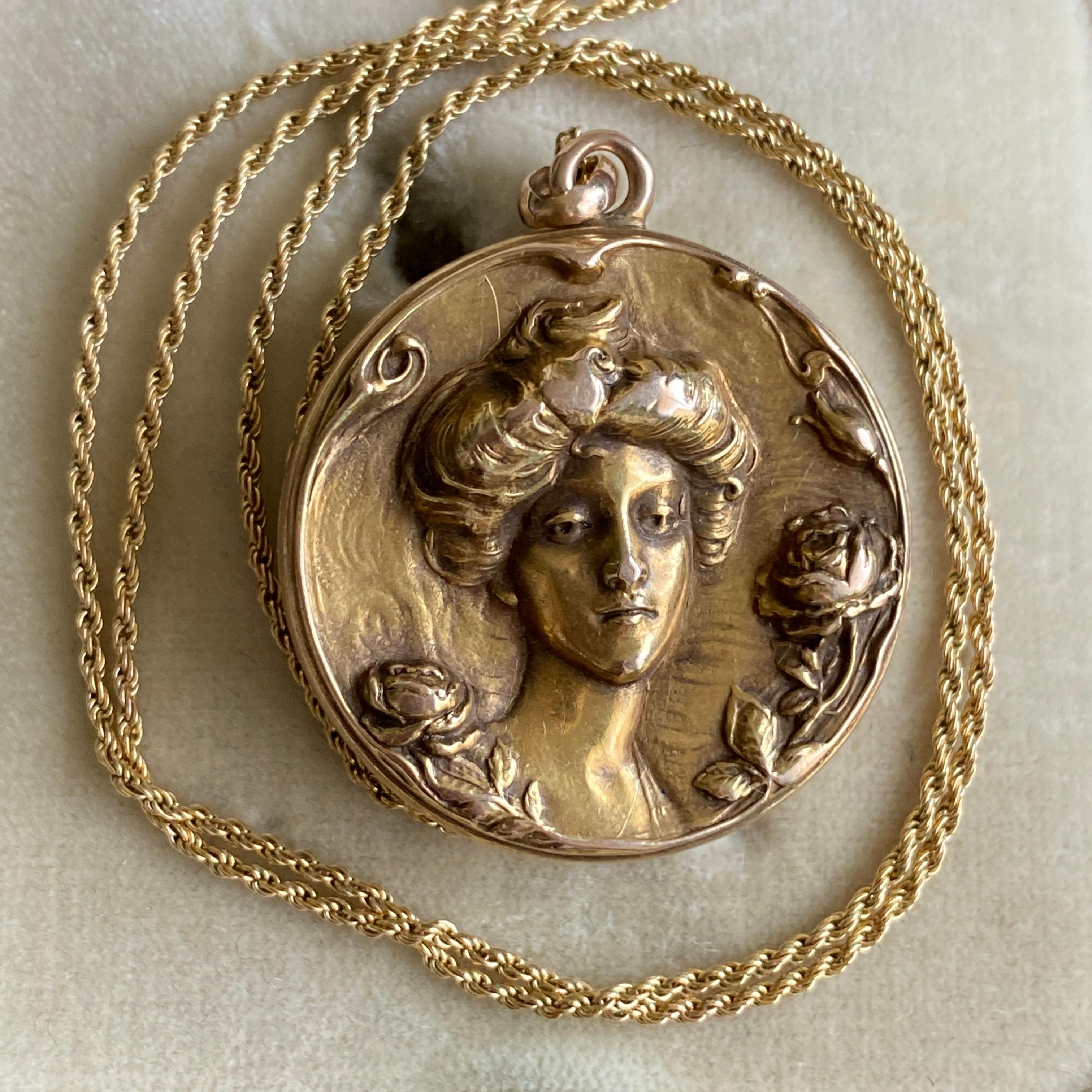Pendentif médaillon Art nouveau portrait avec roses en or 14 carats en vente 2