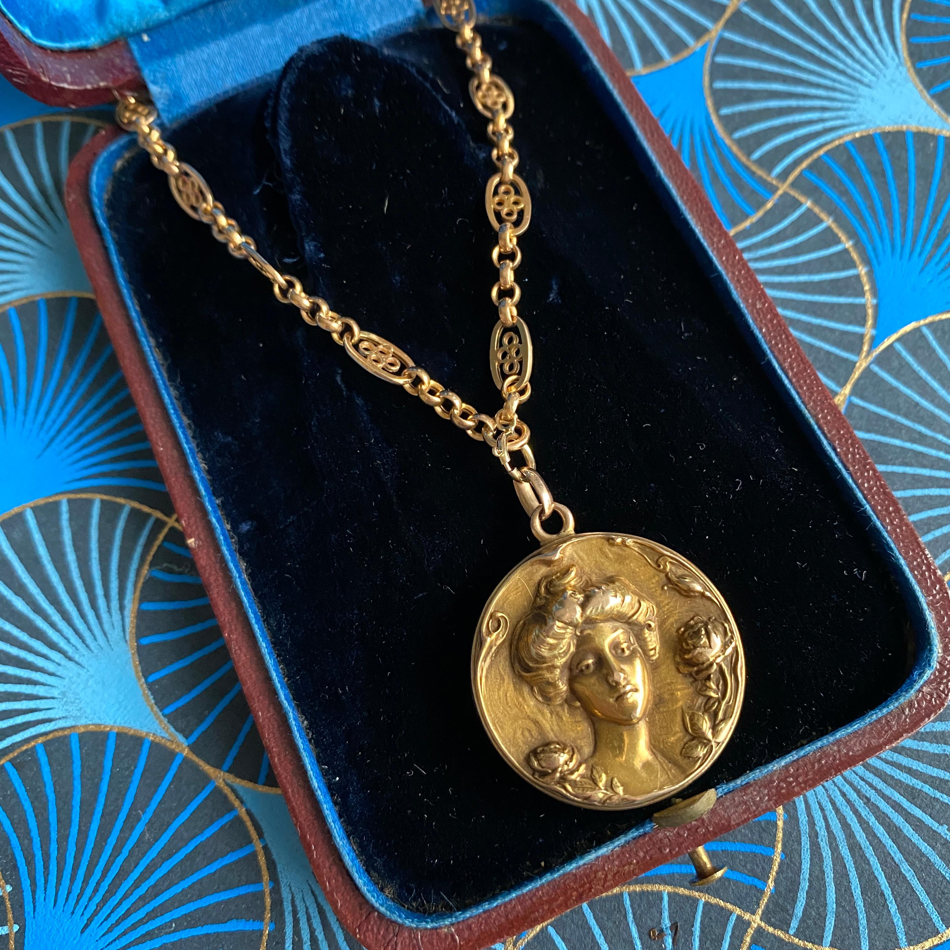 Pendentif médaillon Art nouveau portrait avec roses en or 14 carats en vente 7