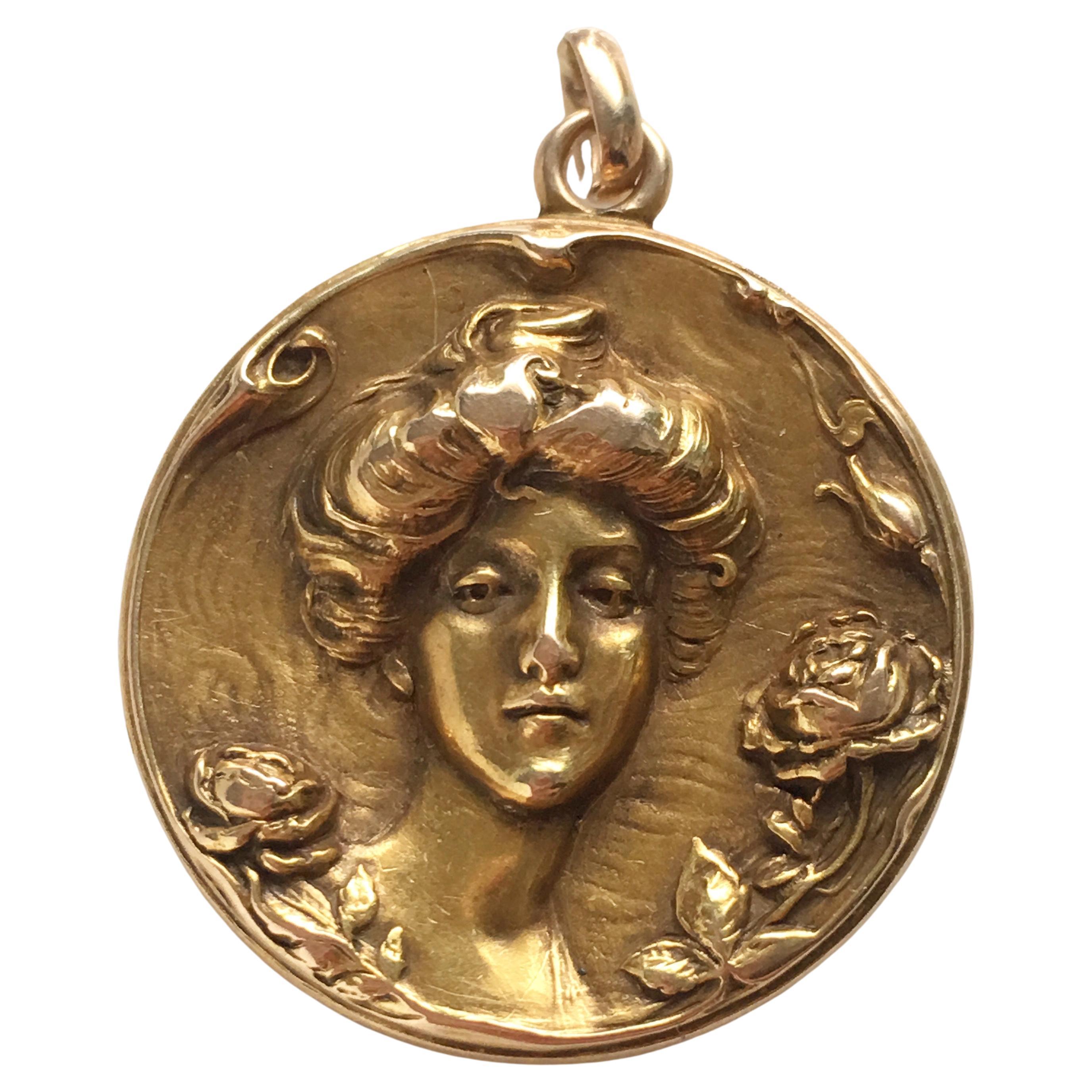 Pendentif médaillon Art nouveau portrait avec roses en or 14 carats en vente