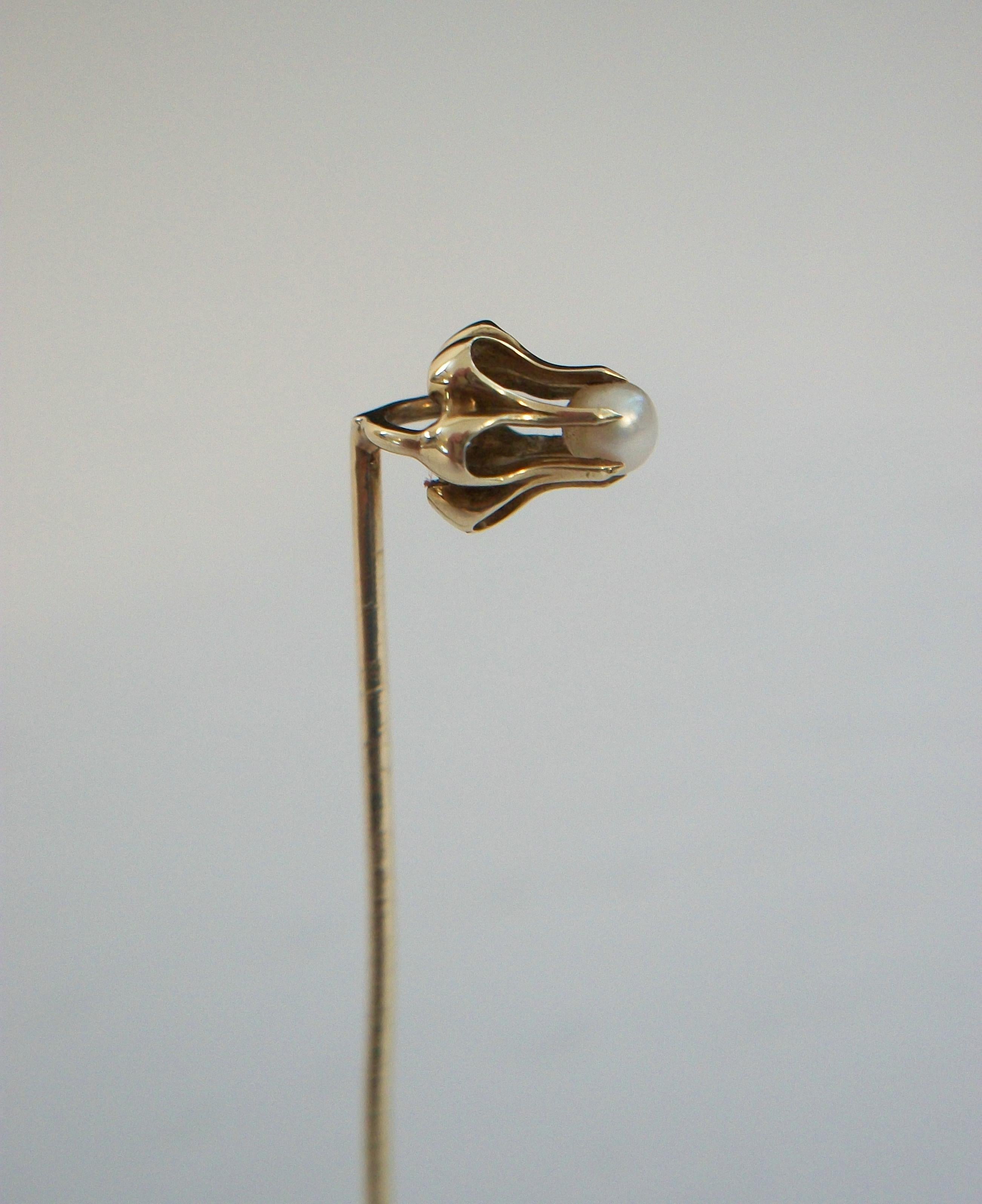 Art Nouveau 14K Gold & Pearl Stick Pin - United States - Circa 1910 In Good Condition For Sale In Chatham, CA