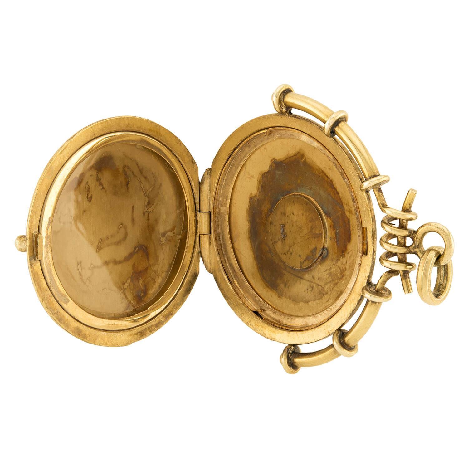 ¡Un maravilloso medallón de la época Art Nouveau (ca1910s)! Esta impresionante pieza está elaborada en vibrante oro amarillo de 14 quilates y tiene forma circular. La parte frontal del medallón está marcada con un monograma tridimensional en el que