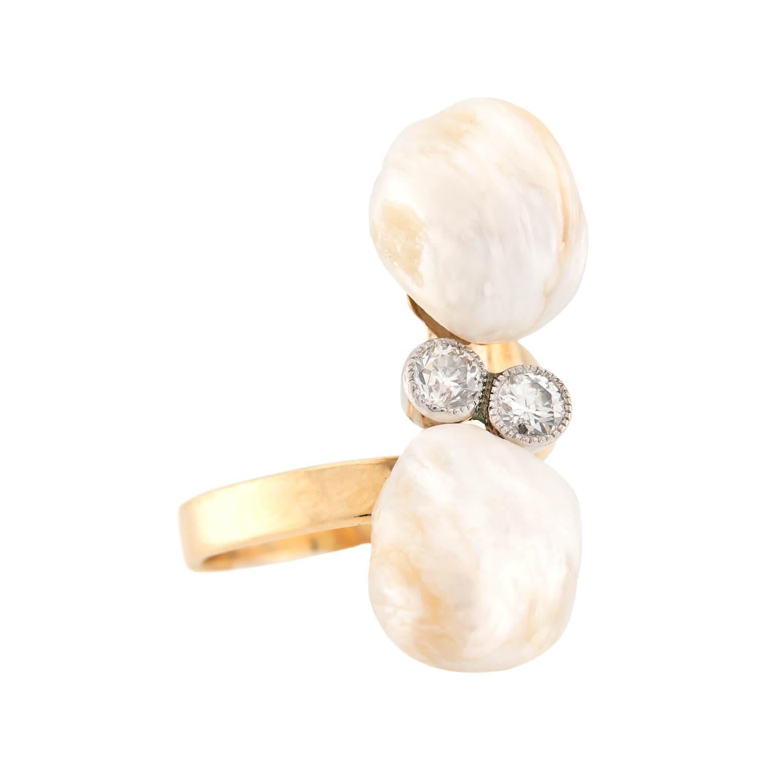 Une magnifique bague à perles et diamants de l'époque de l'Art Nouveau (ca1910s) ! Réalisée en or jaune 14 carats et rehaussée de platine, cette bague présente une pièce centrale ornée de deux perles du Mississippi qui affichent une teinte blanche