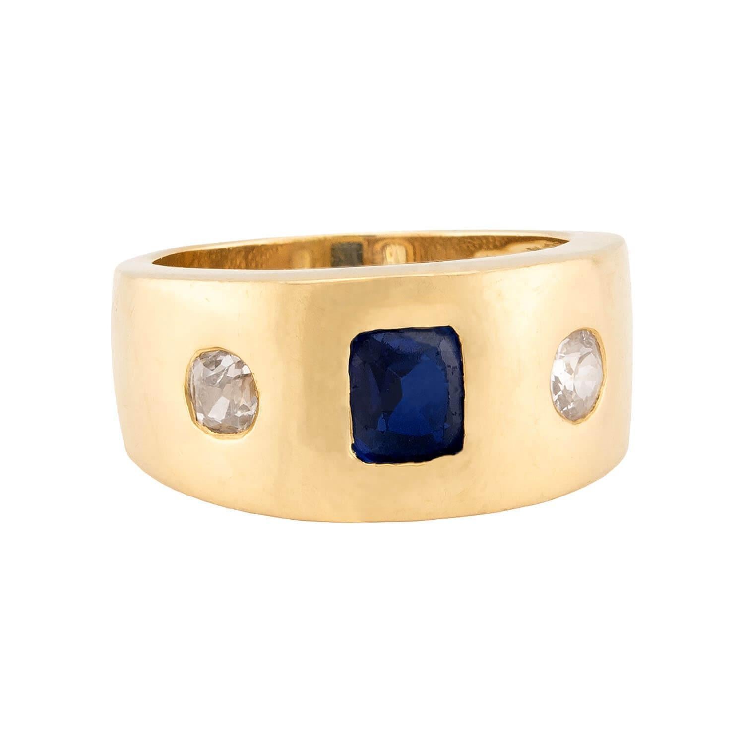 Magnifique bague en saphir et diamant de l'époque Art Nouveau (ca1900s) ! Cette magnifique pièce est réalisée en or jaune 14 carats et présente trois pierres dans des montures affleurantes qui courent horizontalement sur le devant de la pièce. La
