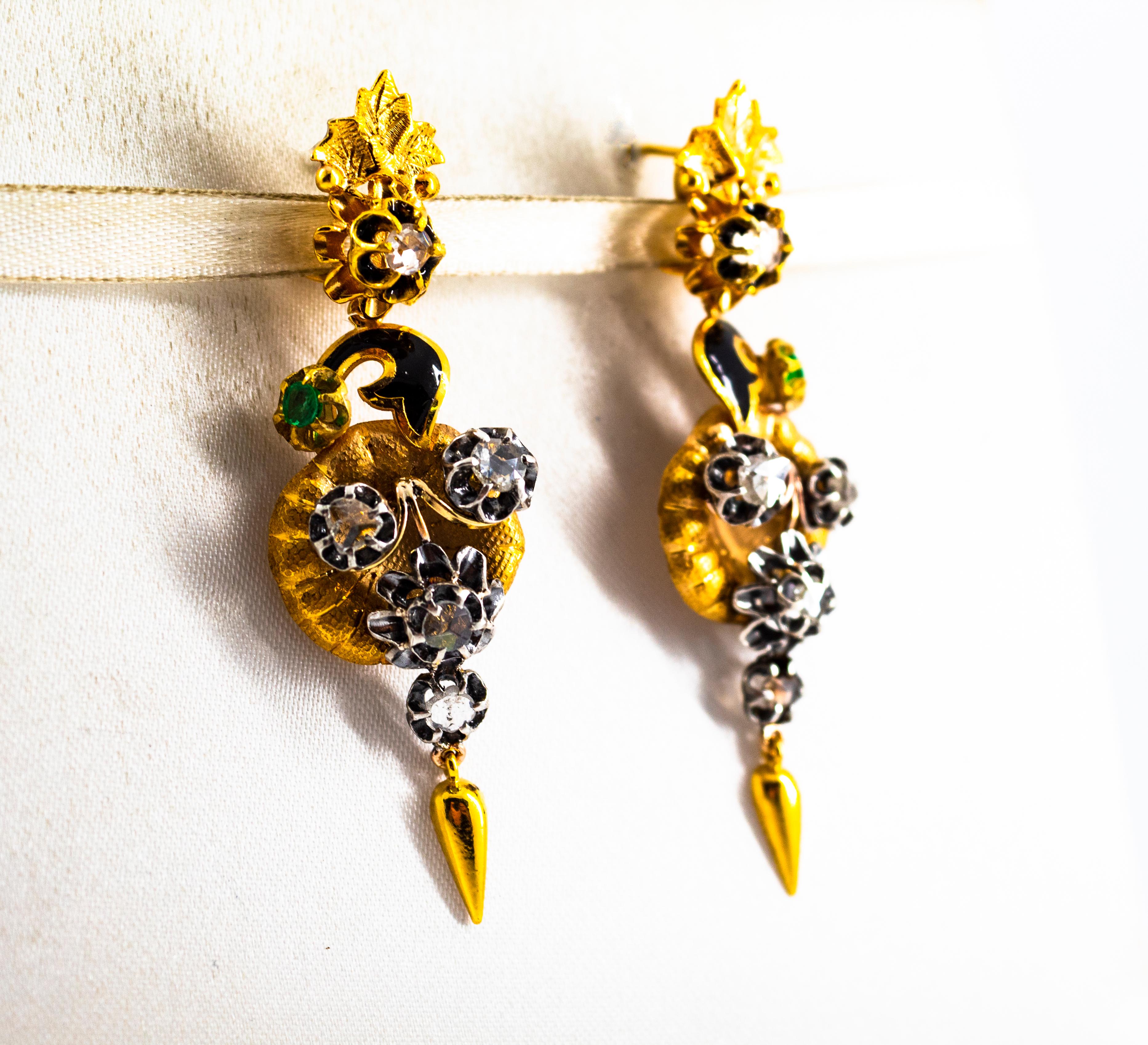 Ces boucles d'oreilles à clip sont fabriquées en or jaune 9K et en argent sterling.
Ces boucles d'oreilles contiennent 1,20 carats de diamants blancs taillés en rose.
Ces boucles d'oreilles contiennent 0,30 carats d'émeraudes.
Ces boucles d'oreilles