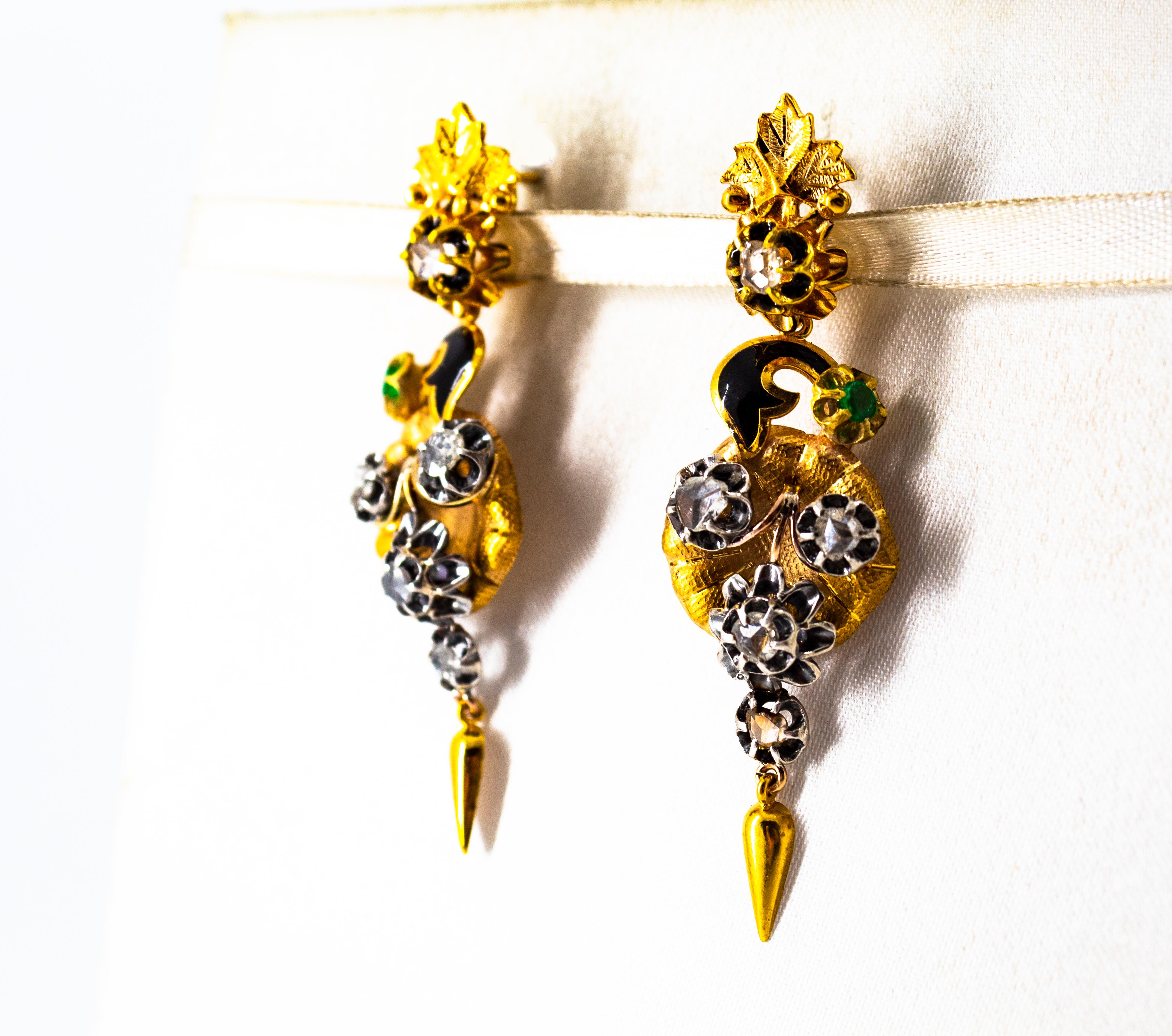 Art nouveau Boucles d'oreilles en goutte Art Nouveau en or jaune avec émeraudes et diamants blancs taille rose de 1,50 carat en vente
