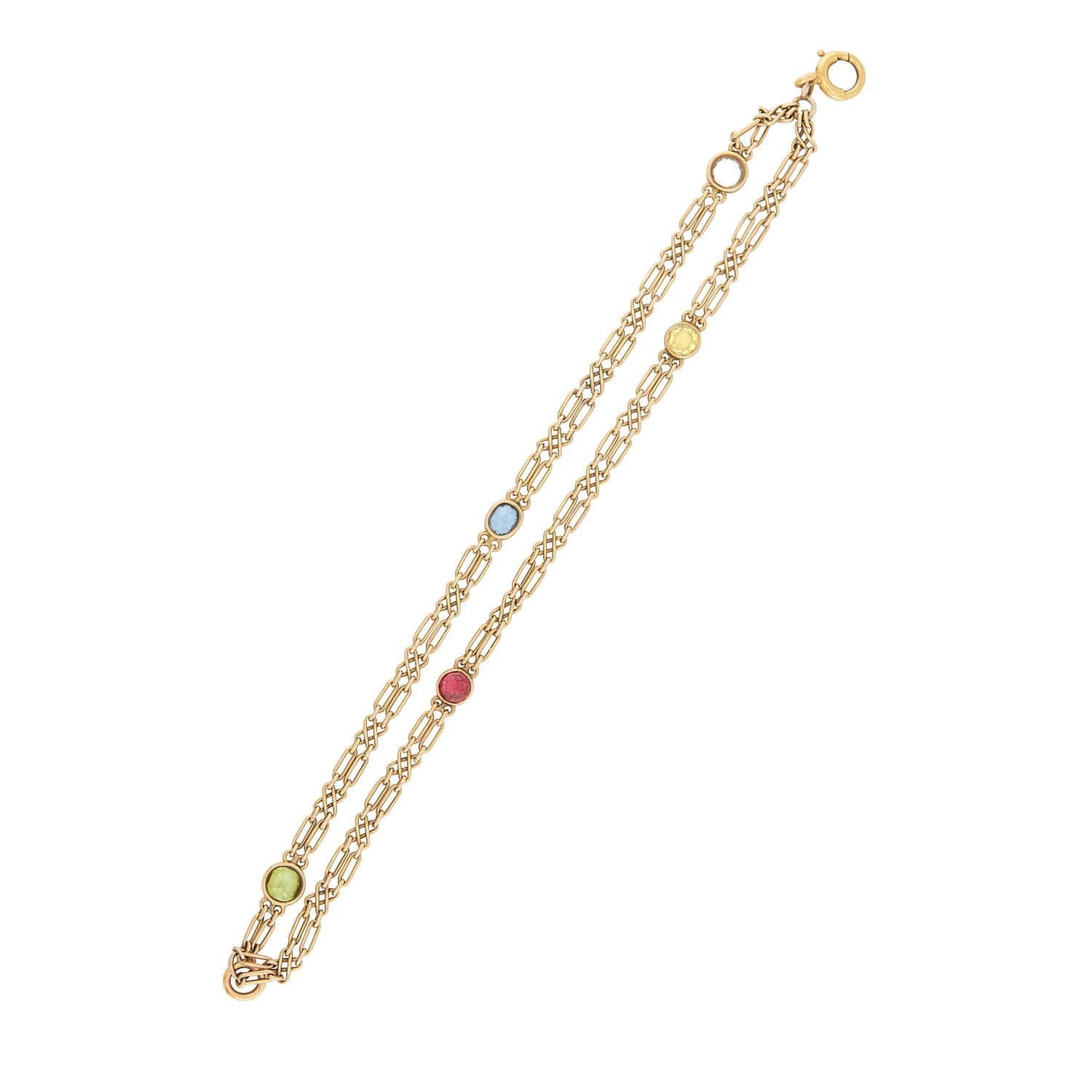 ¡Maravillosa pulsera de cadena con varias piedras de la época Art Nouveau (ca. década de 1910)! Elaborada en oro amarillo vibrante de 15 quilates, esta pulsera se compone de dos hilos de cadena de oro. La exclusiva cadena presenta eslabones en forma