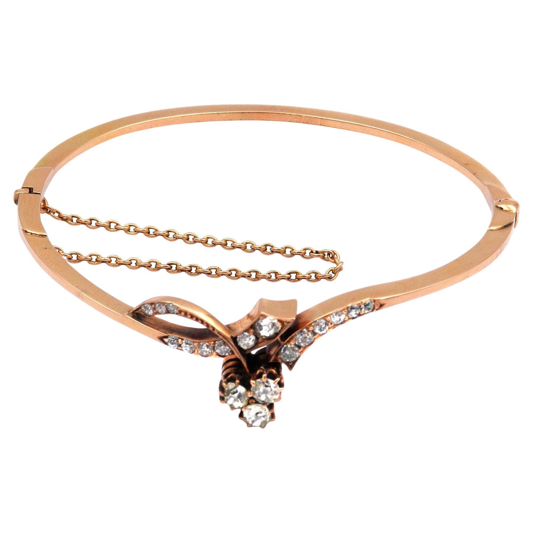 Bangle in oro 14K con diamante da 1,75 carati, Art Nouveau, 1890 circa

Un elegante braccialetto con diamanti in stile Art Nouveau, realizzato intorno al 1890 in oro rosa 14 carati. La fascia a cerniera opposta si estende in un quadrifoglio con 18