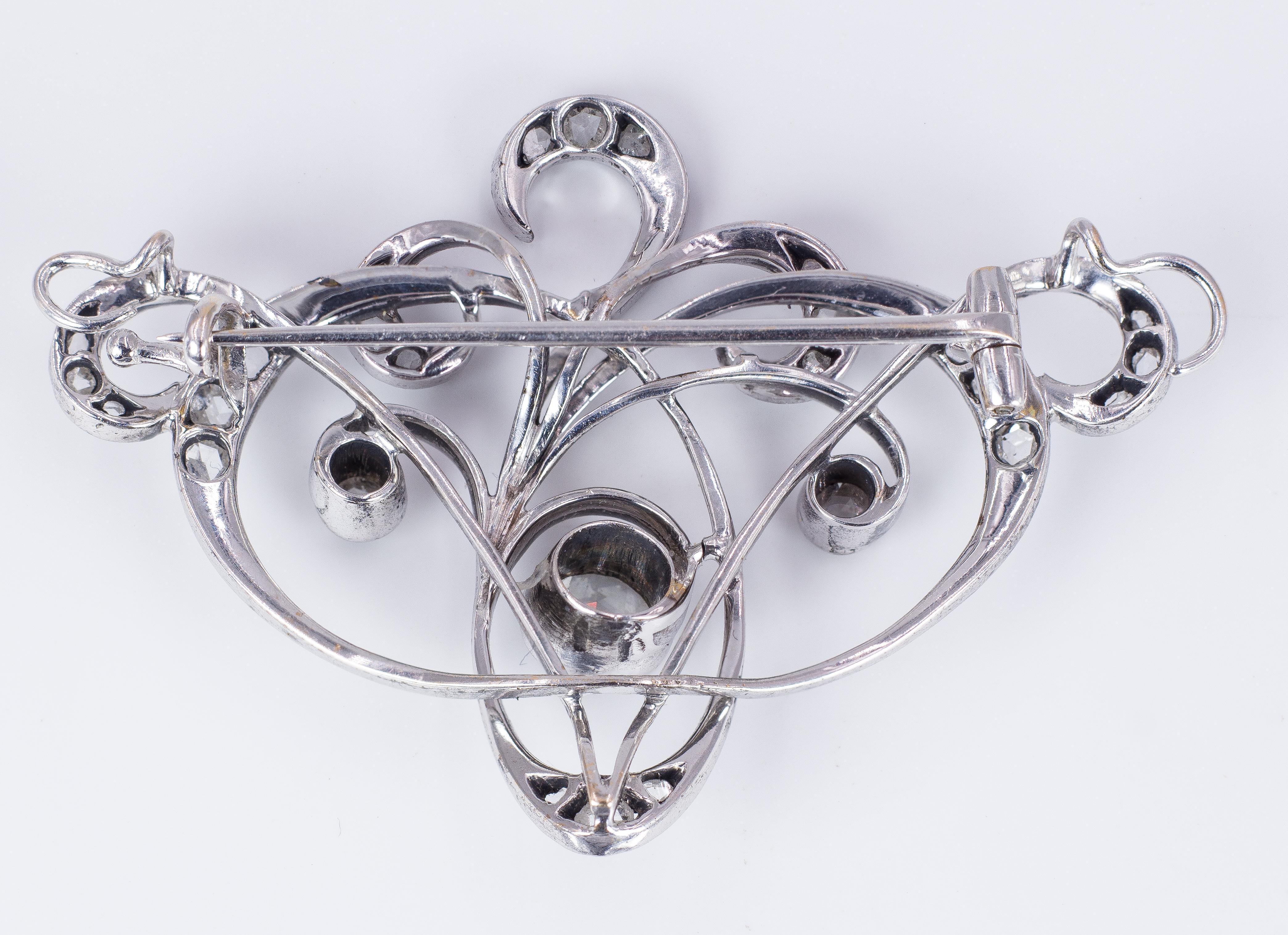 An incredible antique brooch, dating from the Art Nouveau period (1910s): it has the typical shape of the Art Nouveau style, it is modelled in 18K gold throughout and it is set with rose cut diamonds (the central one is 0.5ct ca.). 

MATERIALS
18K