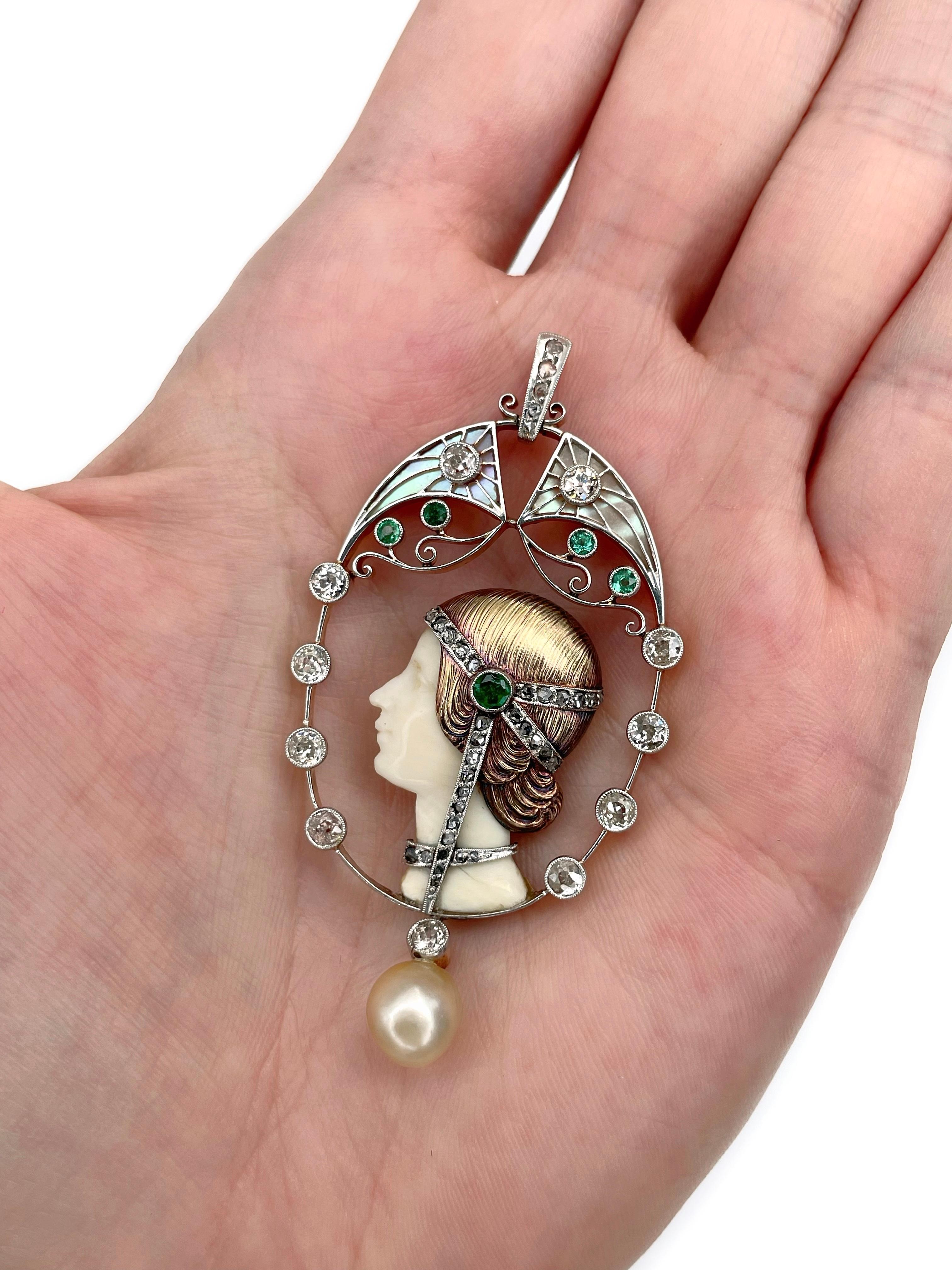 Si tratta di un incredibile ciondolo Art Nouveau traforato realizzato in oro giallo 18 carati. Circa 1890.

L'opera raffigura il ritratto di una donna rivolta verso sinistra. Presenta diamanti antichi, smeraldi, perle e smalto. 

Ha dei segni