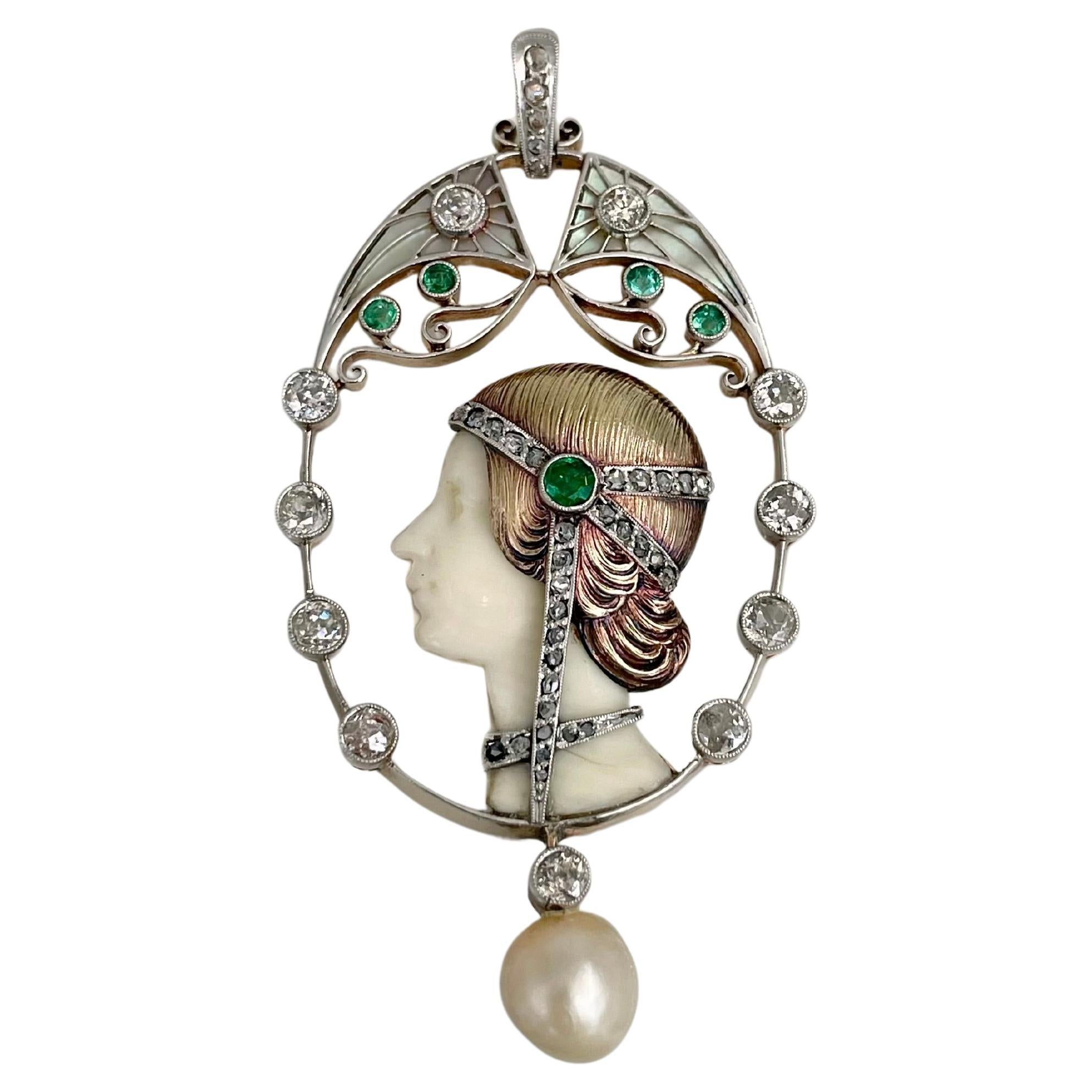 Ciondolo con ritratto di donna in stile Art Nouveau in oro 18 carati con diamante e smeraldo e perla smaltata in vendita