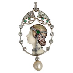 Ciondolo con ritratto di donna in stile Art Nouveau in oro 18 carati con diamante e smeraldo e perla smaltata