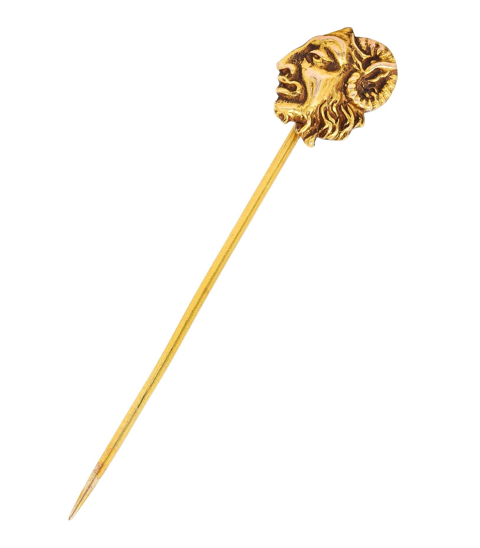 Épingle de Stick conçue comme le profil de Pan - dieu de la nature

Accentué par un visage stylisé avec des cheveux texturés et des cornes

Testé comme de l'or 18 carats

Circa : 1905

Tête panoramique : 1/2 x 1/2 pouce

Longueur totale : 2 3/8