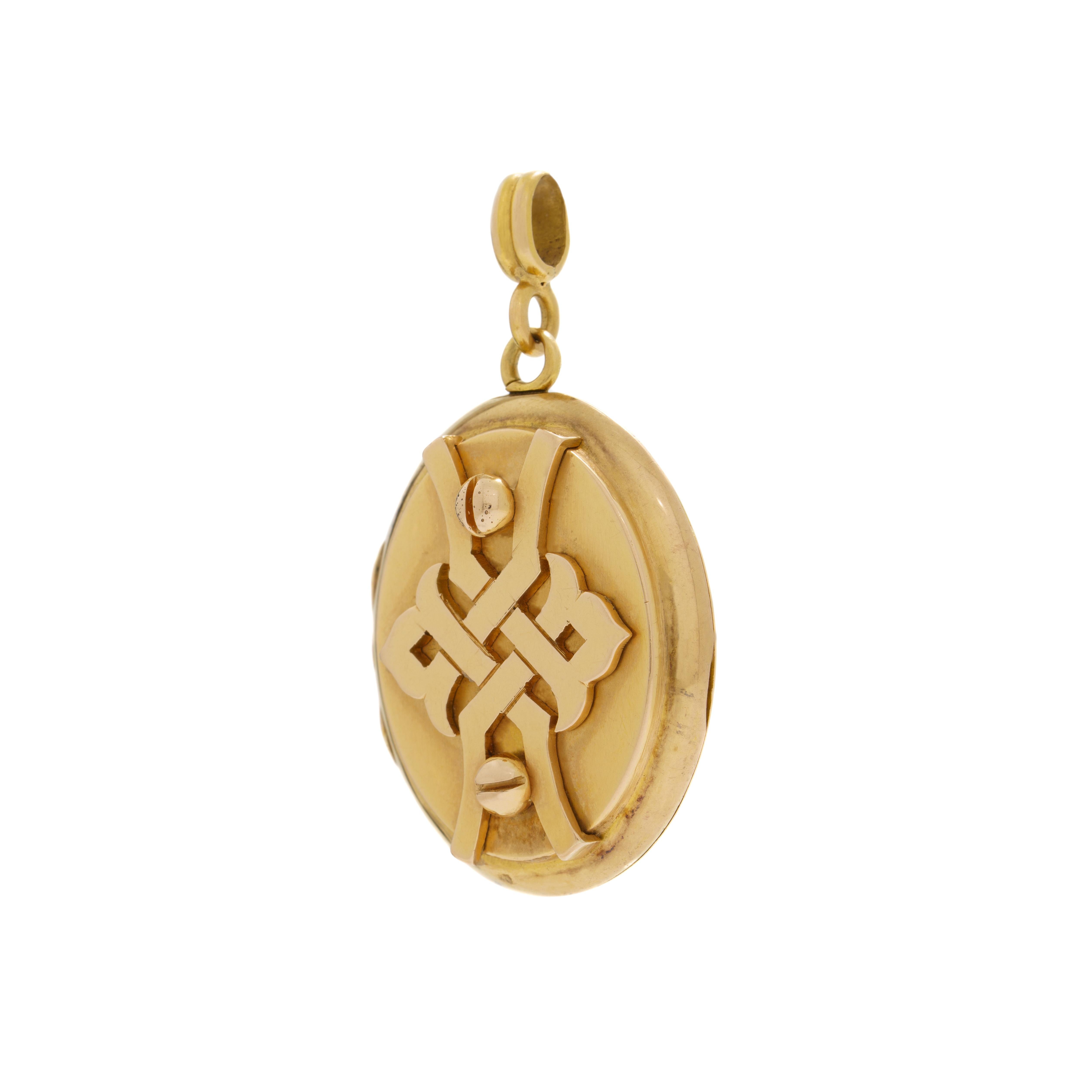 Art Nouveau 18 Karat Love Knot Motif Locket c.1900 In Good Condition For Sale In New York, NY