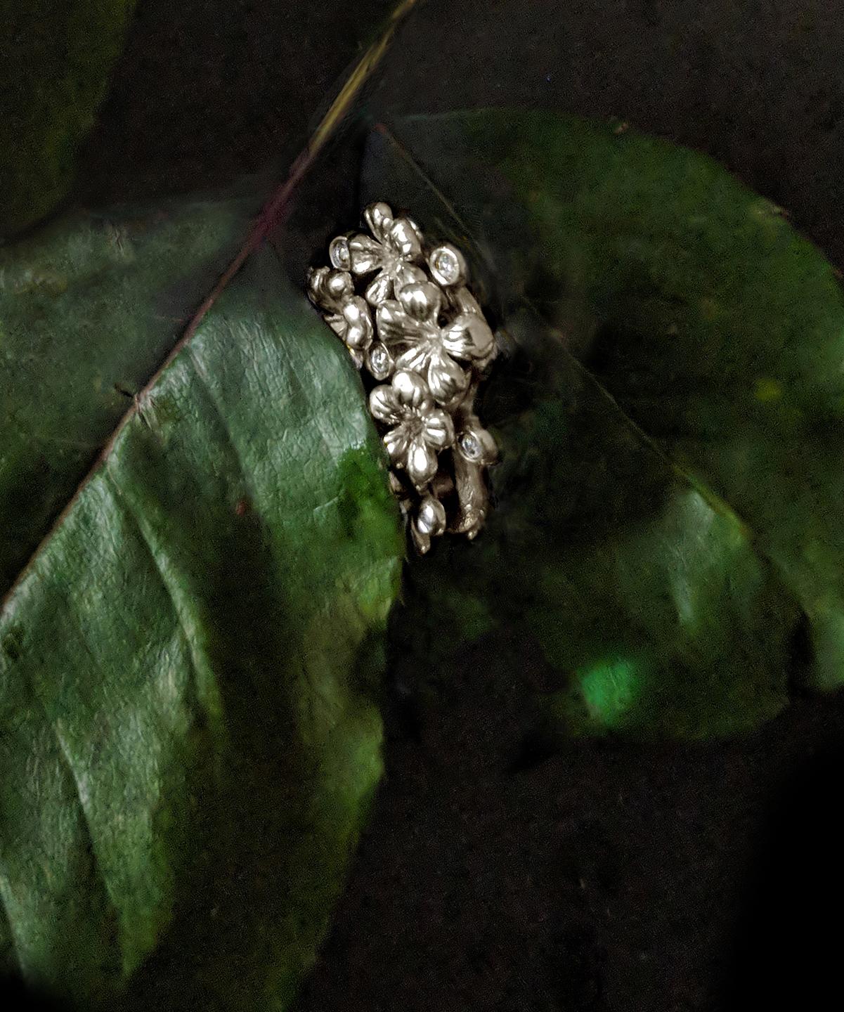 Women's Contemporary Fourteen Karat White Gold Blossom Pendant Necklace For Sale