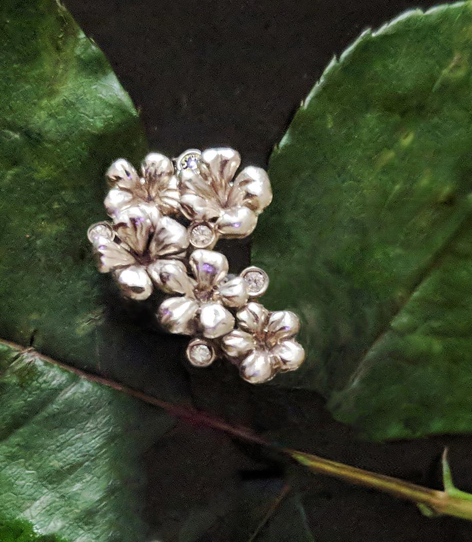 Contemporary Fourteen Karat White Gold Blossom Pendant Necklace For Sale 1