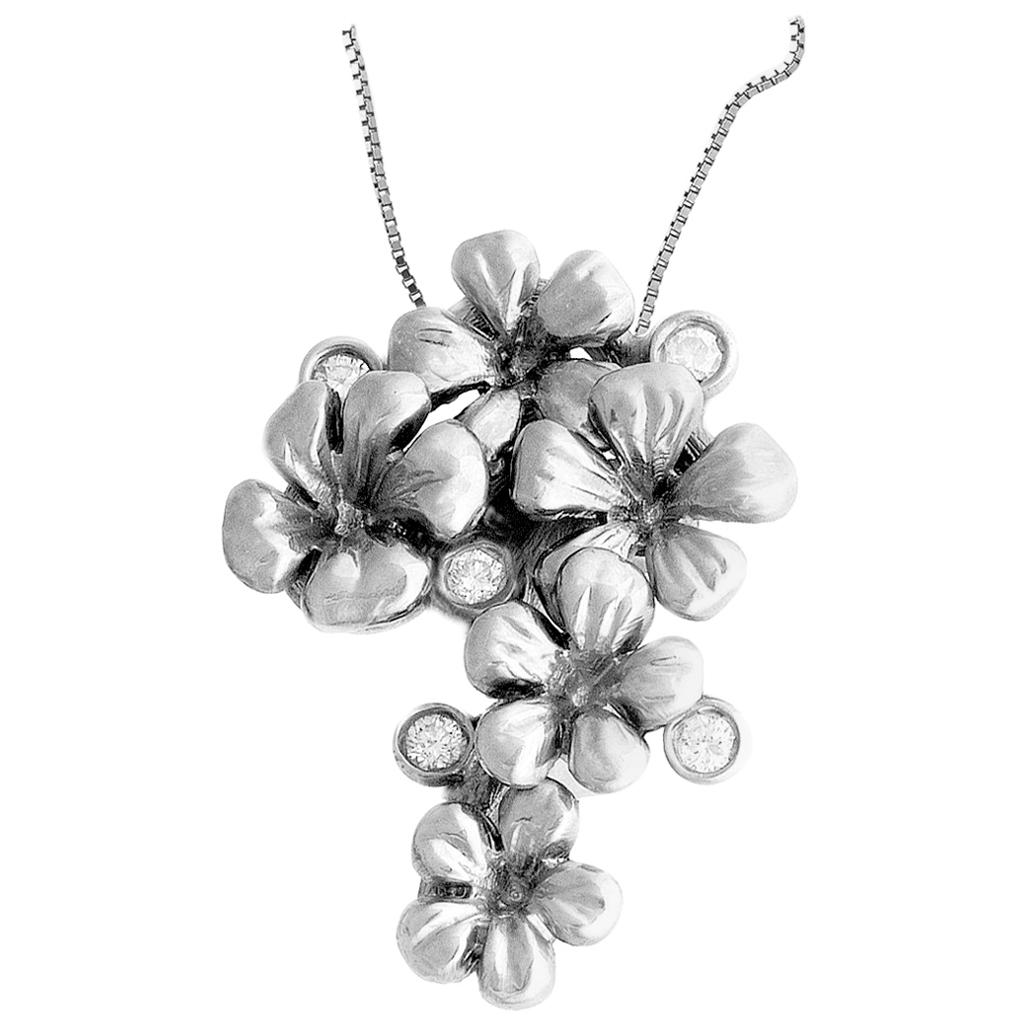 Collier contemporain à pendentif fleur en or blanc quatorze carats en vente