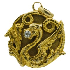 Handgefertigter Jugendstil-Anhänger mit Drachenfigur aus 18 Karat Gelbgold mit Diamant