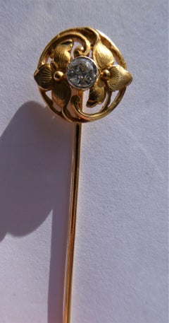 Art Nouveau 18 Karat Yellow Gold Platinum Diamond Flower Stickpin