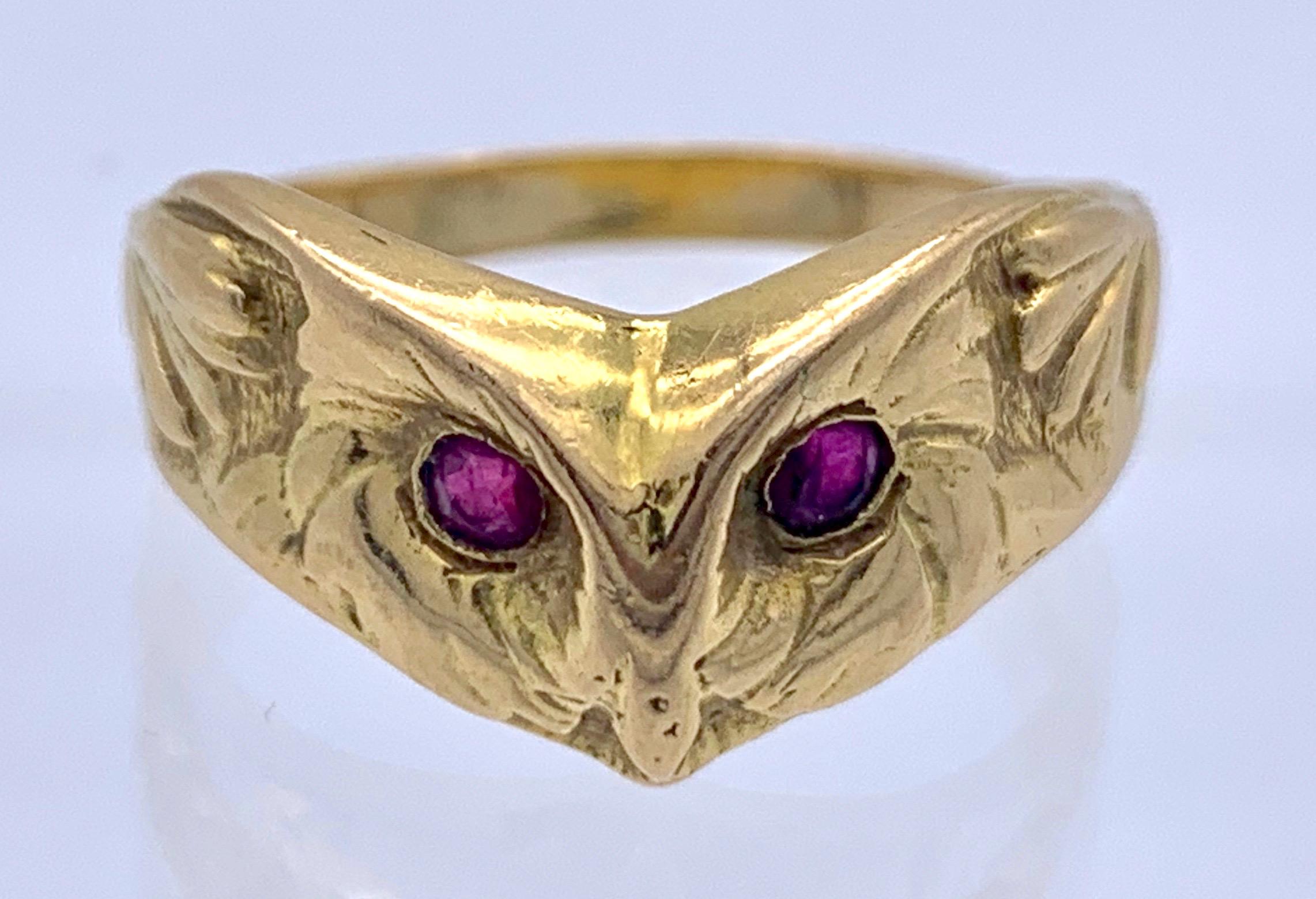 This elegant 18k yellow gold Art Nouveau ring features an expressive, finely chiselled owl with ruby set eyes.
The owl symbolizes wisdom, but it was also the symbol of the Greek goddess Athena.

Ring size US  8,5
                EU 58,5
