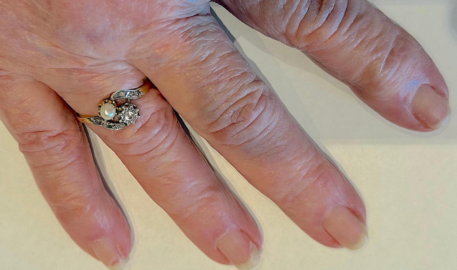 Art Nouveau 18ct & Platinum Flower Sprig Ring with Diamonds & a Natural Pearl en venta 3