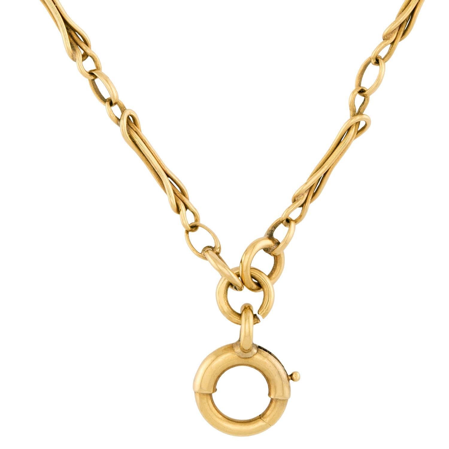 Una splendida catena lunga dell'epoca Art Nouveau (ca. 1910)! Realizzata in oro giallo 18 carati, questa splendida catena presenta 14 maglie a forma di 