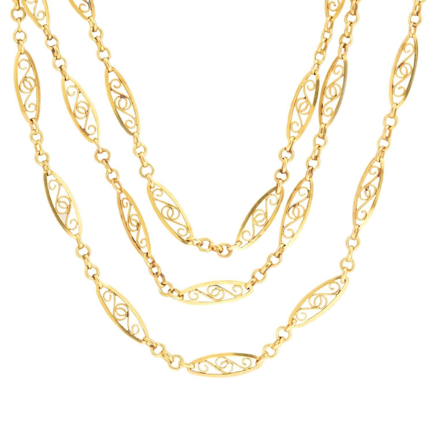Un collier fantastique de l'époque Art Nouveau (ca1900) ! Extrêmement délicat, ce collier en or français 18 carats est composé de jolis maillons filigranés, au design simple mais magnifique. Des sections de chaîne en or alternent avec des maillons