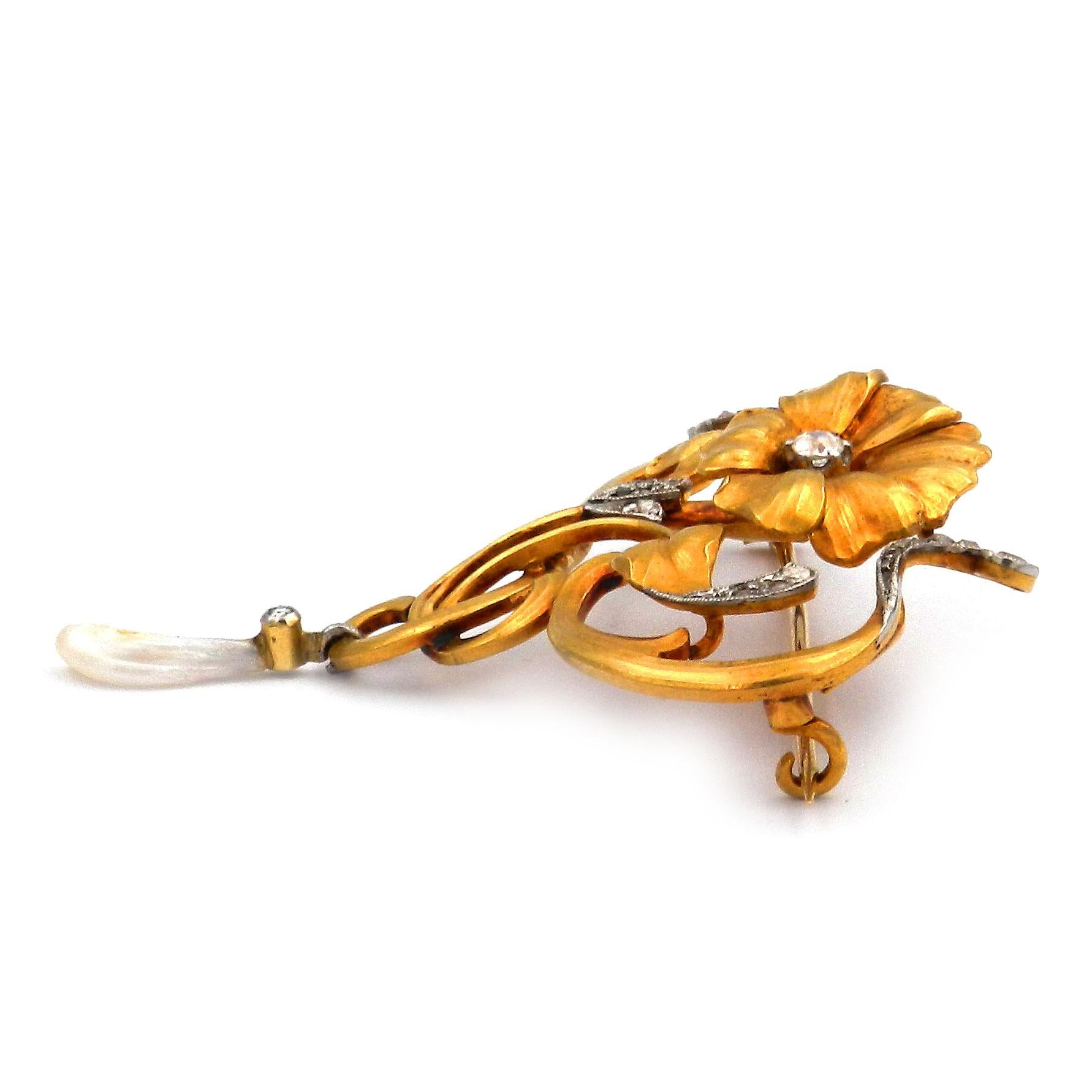 Art Nouveau 18K Gold Diamond and Oriental Pearl Brooch circa 1905 In Good Condition For Sale In Goettingen, DE