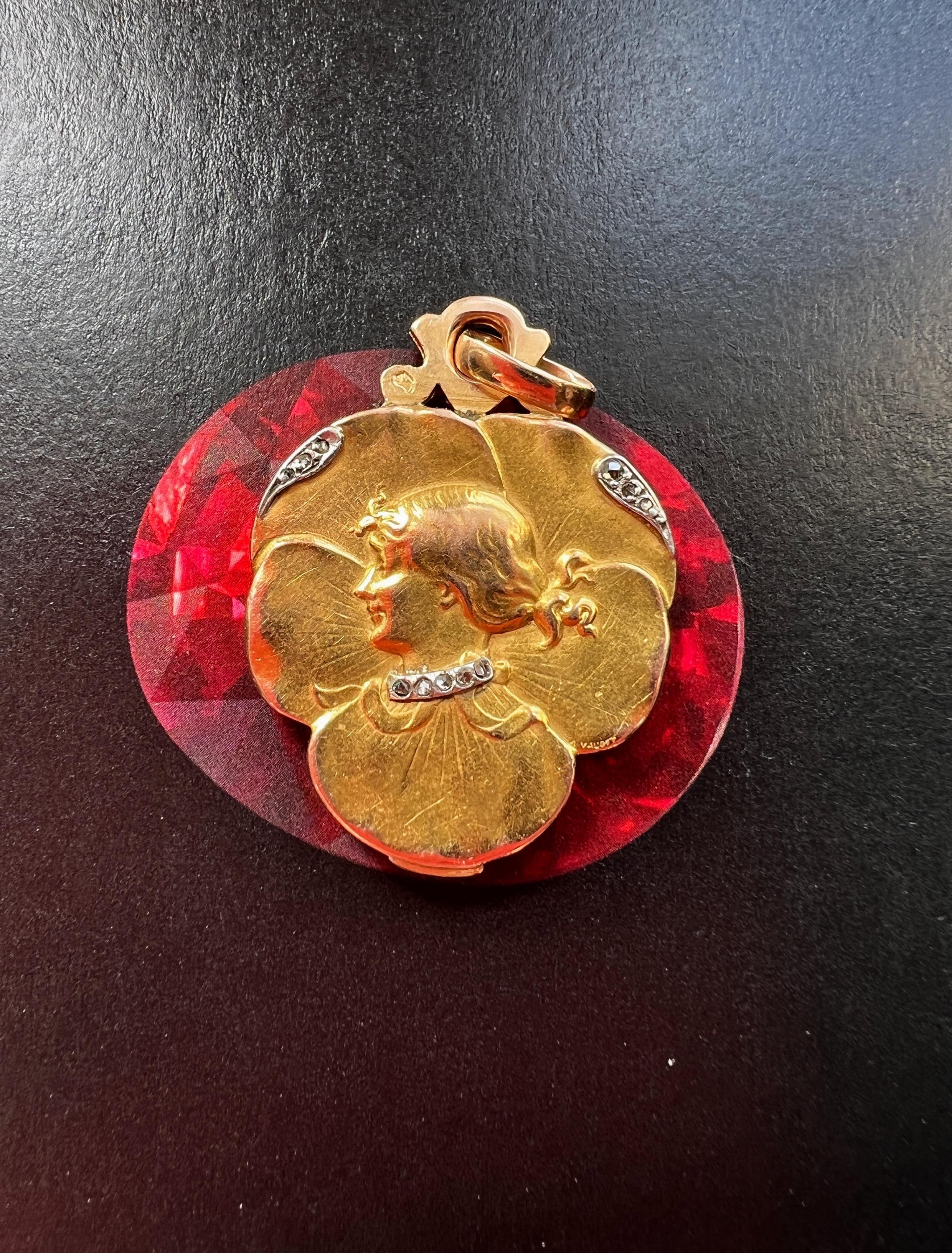 Art Nouveau 18K gold Lady Pansy diamond heart shaped mirror pendant For Sale 1