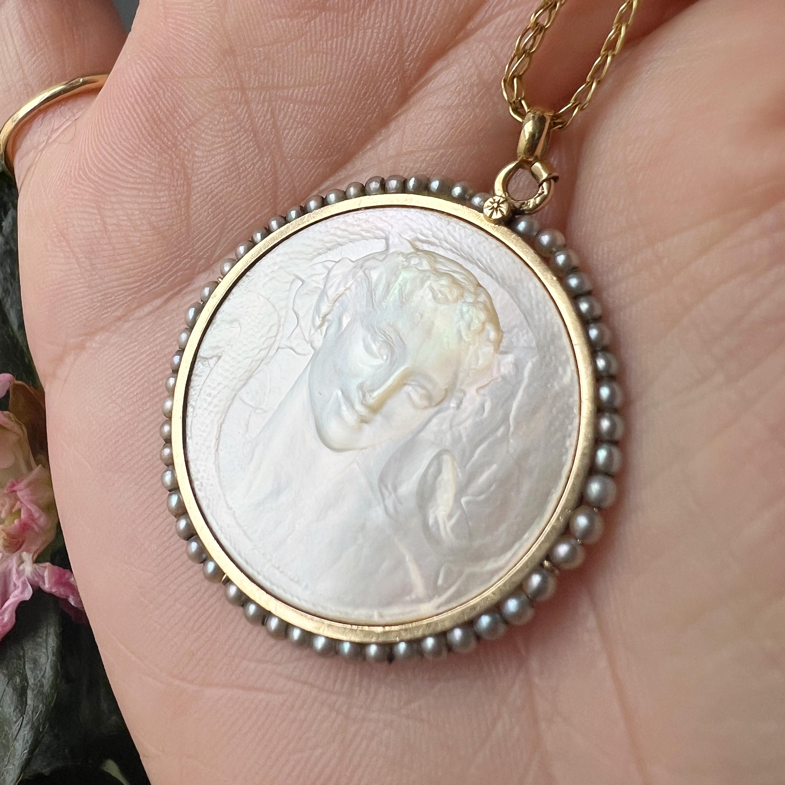 Art Nouveau 18K gold natural pearl lady snake medal pendant In Good Condition In Versailles, FR
