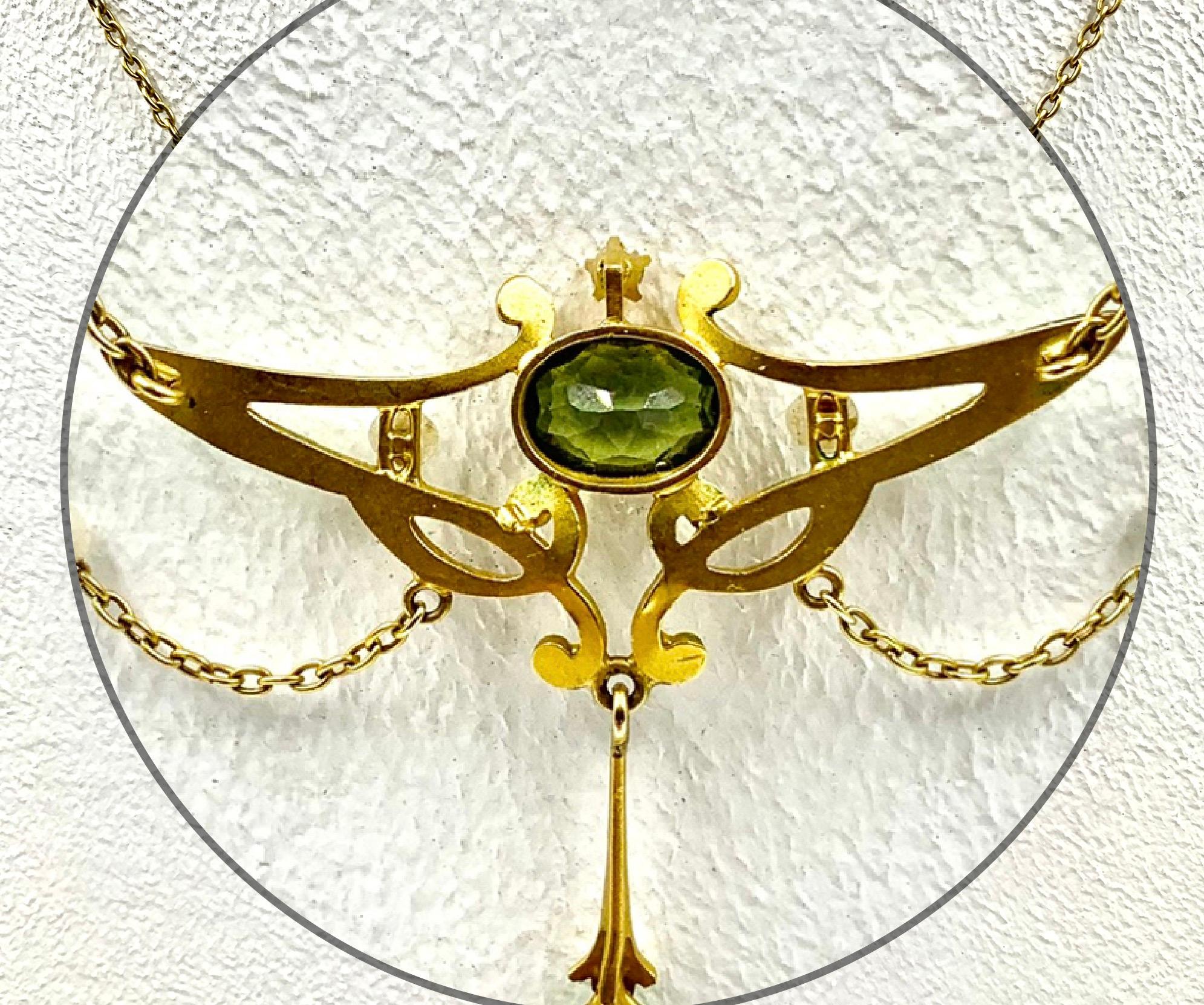 Halskette im Jugendstil, 18 Karat Gold Ombre Emaille Peridot Perle Diamant, um 1900 (Art nouveau) im Angebot