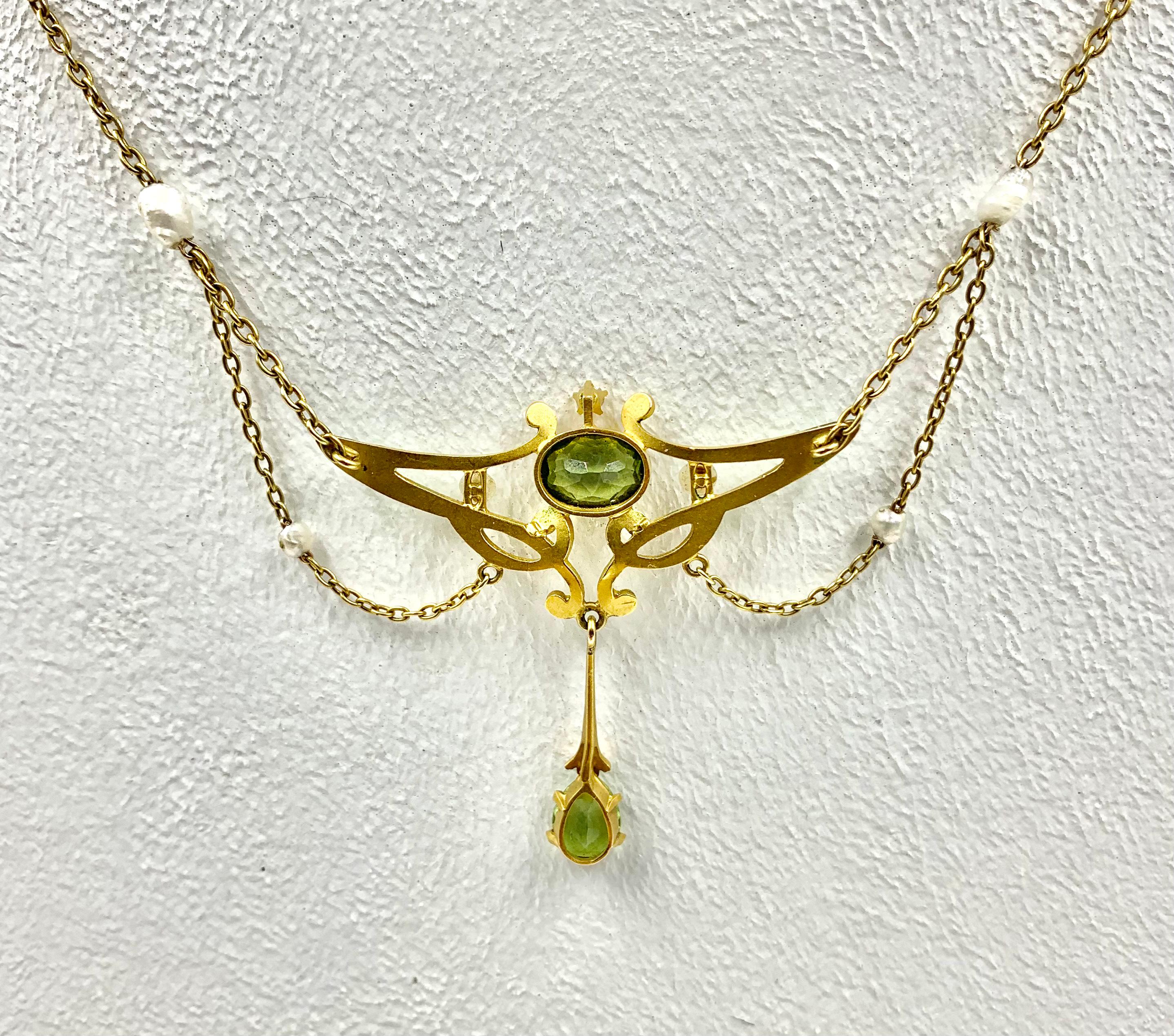 Art Nouveau 18K Gold Ombre Enamel Peridot Pearl Diamond Necklace, circa 1900 In Good Condition For Sale In New York, NY