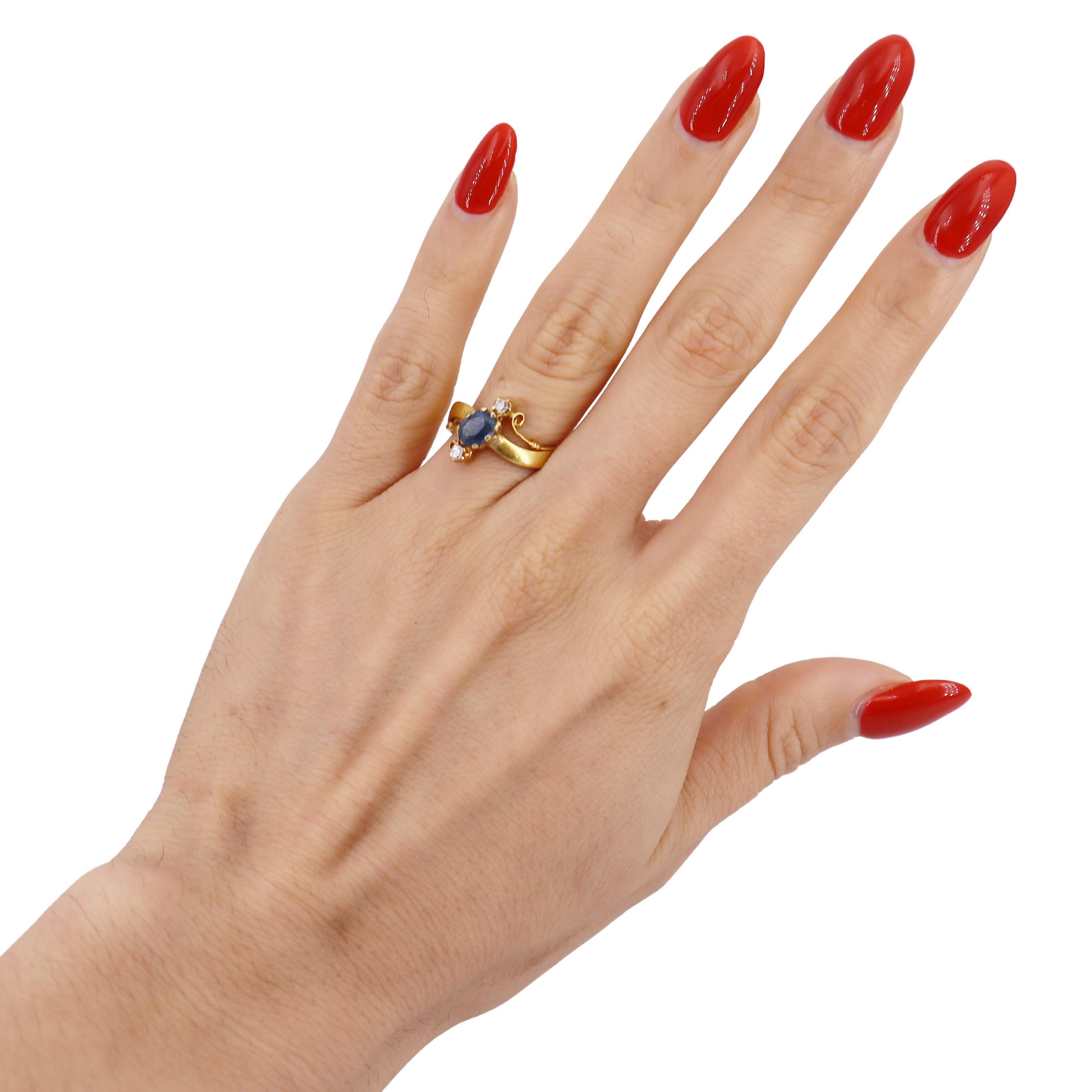 Experimenta la encantadora belleza de este anillo Art Nouveau, meticulosamente elaborado en oro amarillo de 18 quilates. Esta exquisita pieza presenta un zafiro natural ovalado azul claro de aproximadamente 0,70 quilates, que irradia un tono sereno