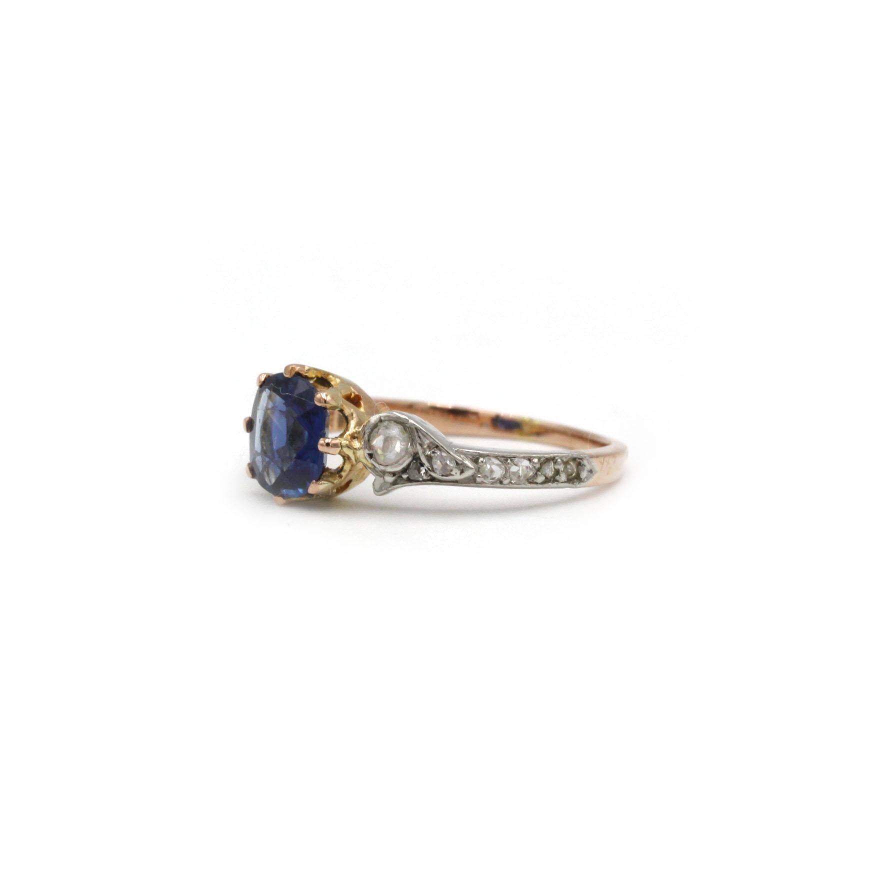 Art nouveau Bague Art Nouveau en or 18K avec saphir et épaulement en diamant taillé en rose en vente