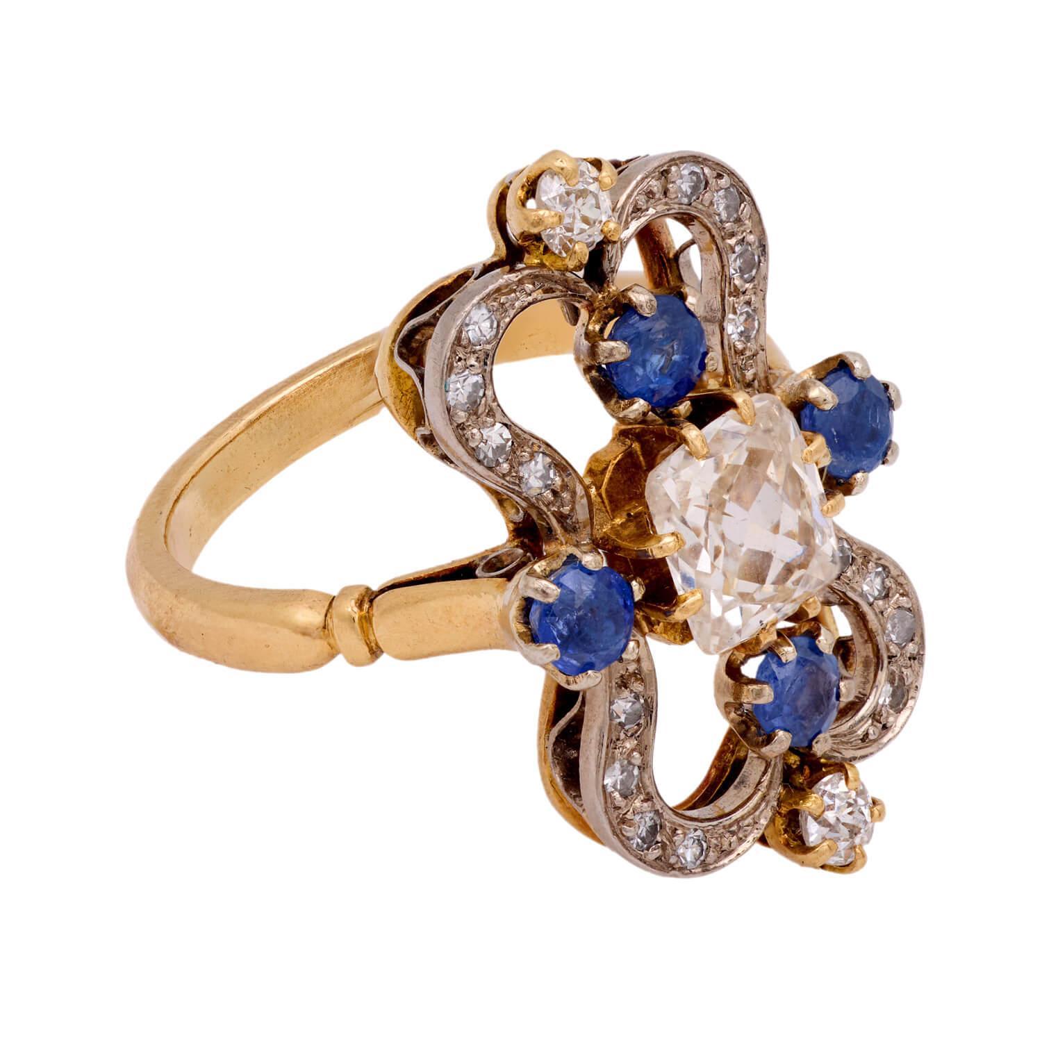 Un anello davvero splendido dell'epoca Art Nouveau (ca. 1910)! Realizzato in oro giallo 18 carati e platino, questo anello presenta un centrotavola dalla forma unica. Al centro dell'anello c'è un diamante taglio Peruzzi da 1,25 carati incastonato.