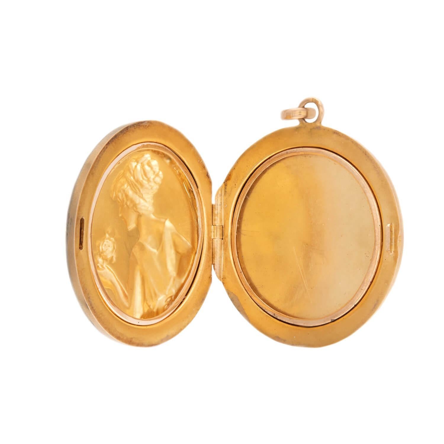 Un magnifique médaillon de l'époque de l'Art nouveau (vers 1910) ! Cette ravissante pièce est réalisée en or jaune 18 carats et présente la magnifique image repoussée d'une déesse romaine tenant une fleur unique. L'image est très complexe, la femme