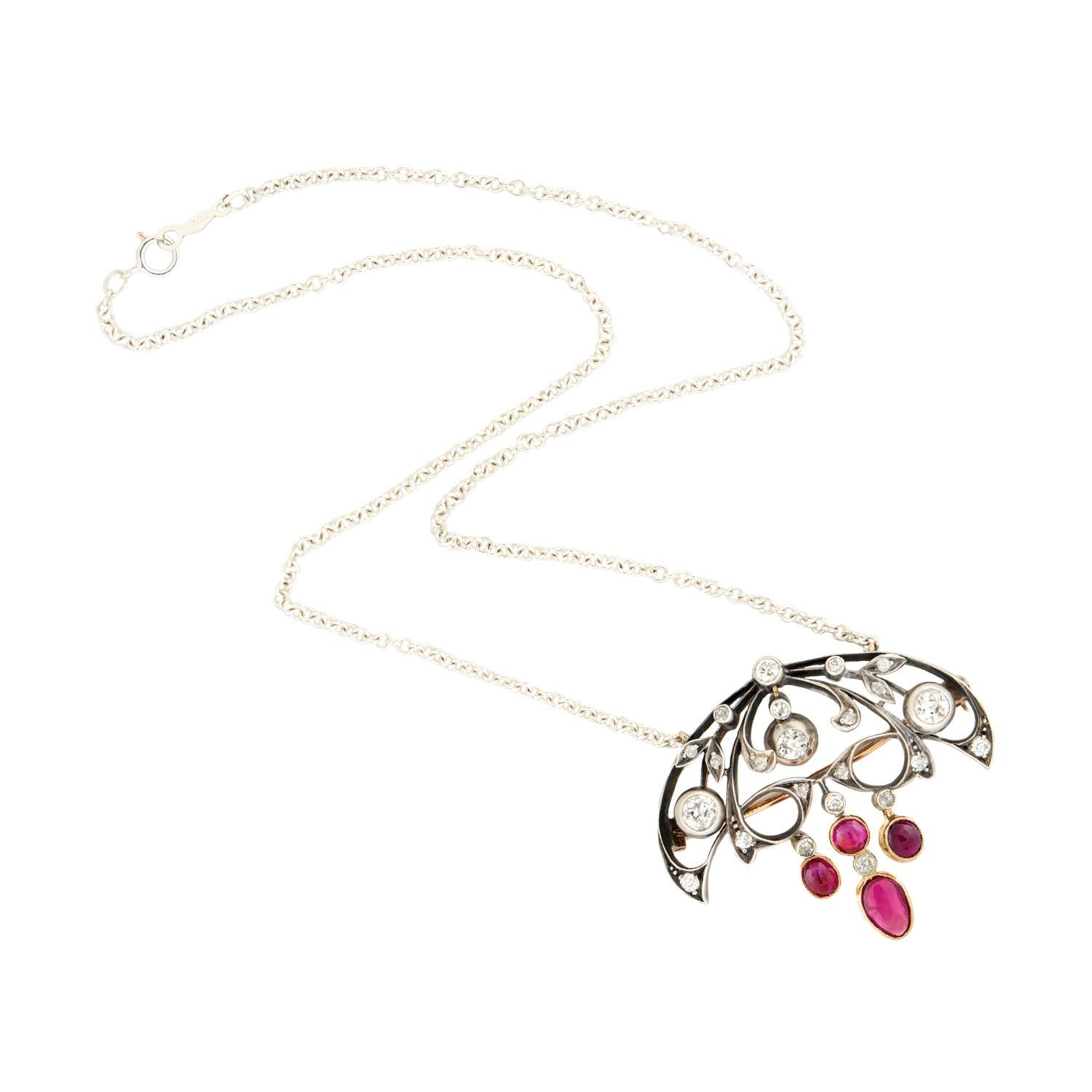 Uno splendido ciondolo a forma di lavalier dell'epoca Art Nouveau (ca1900)! Questo delizioso pezzo è realizzato in oro 18 carati e argento sterling e presenta un elegante design a lampadario. Il ciondolo è appeso a una sottile catenina in argento